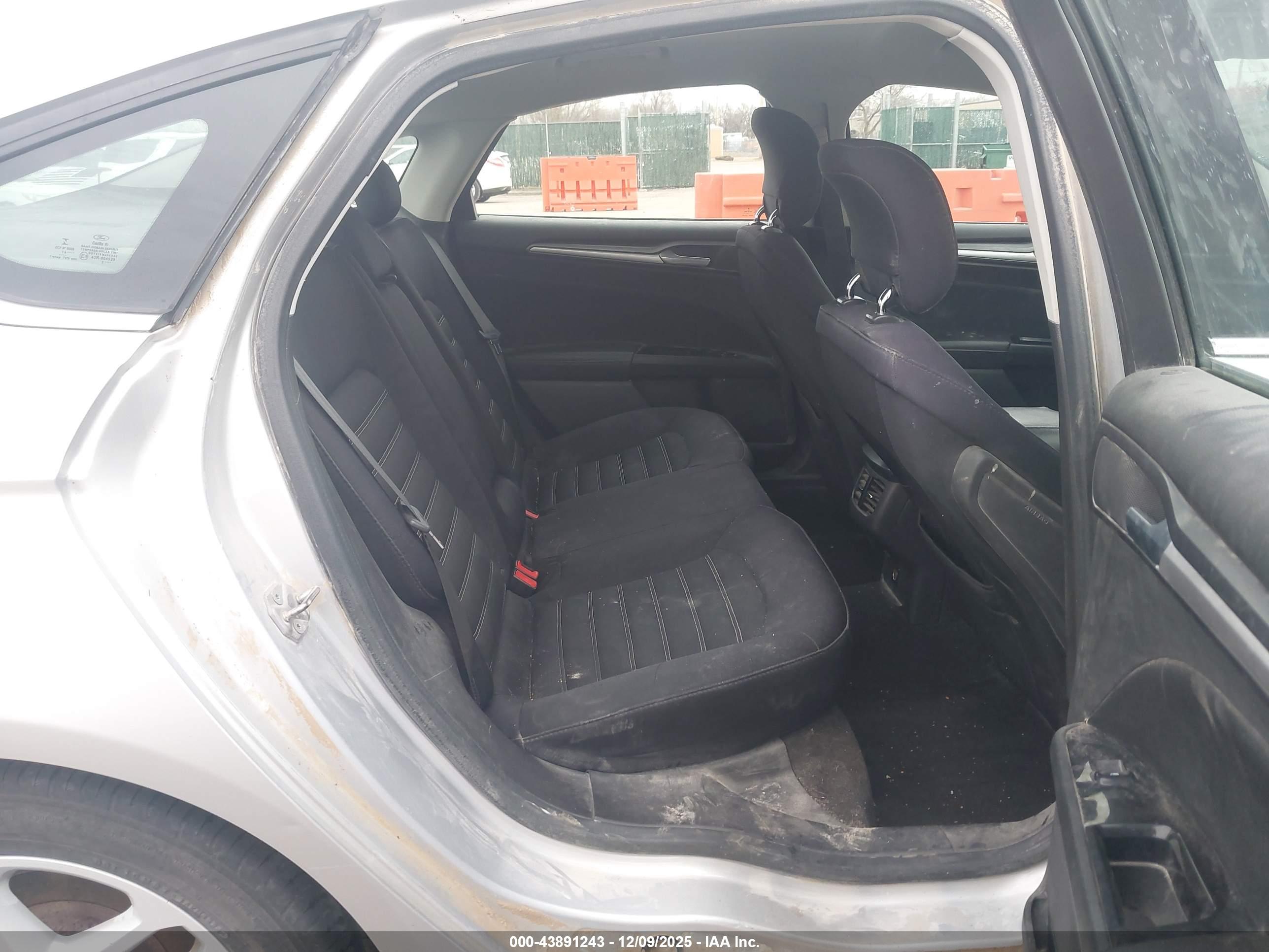FORD FUSION image 8