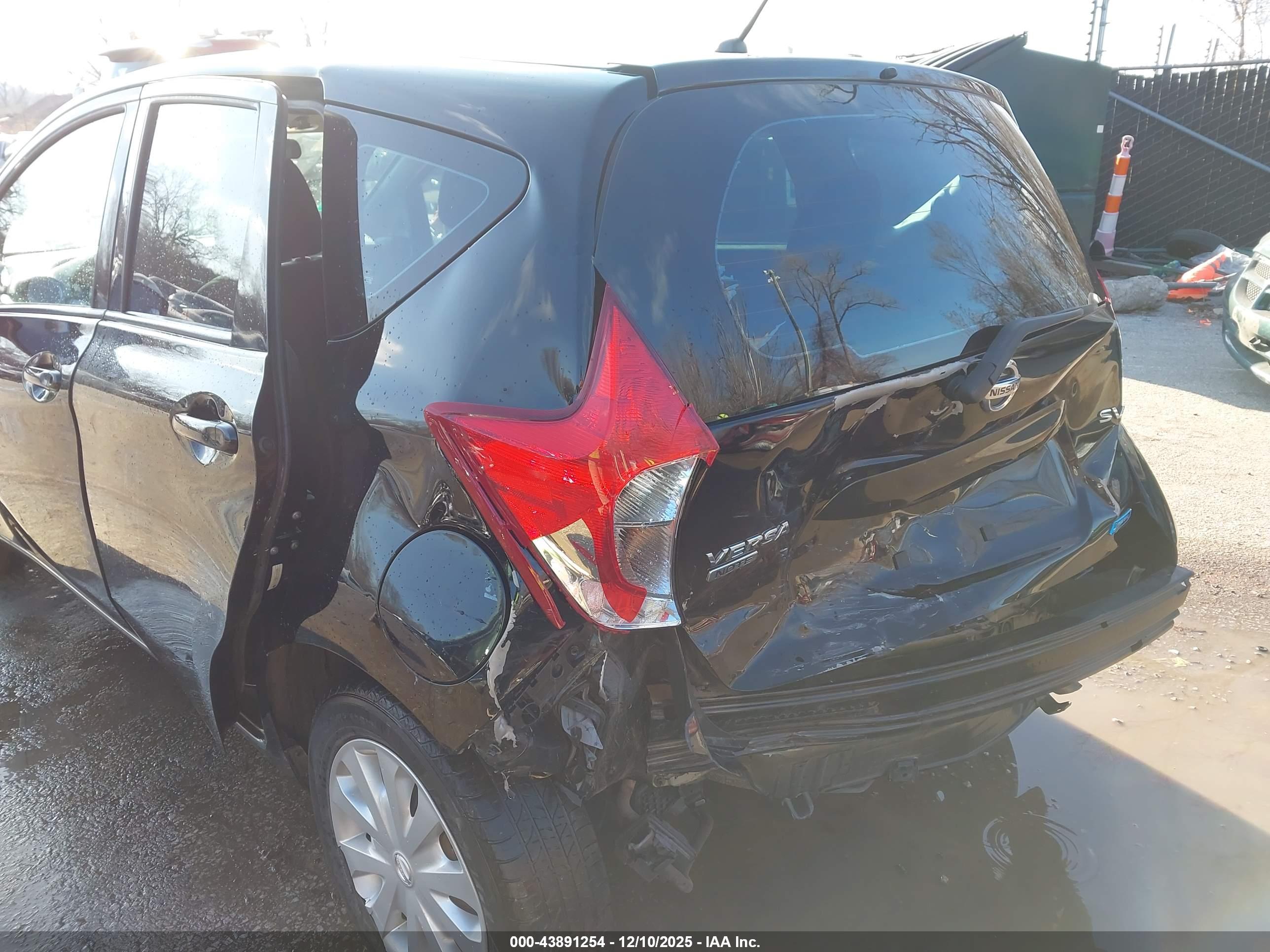 NISSAN VERSA image 6