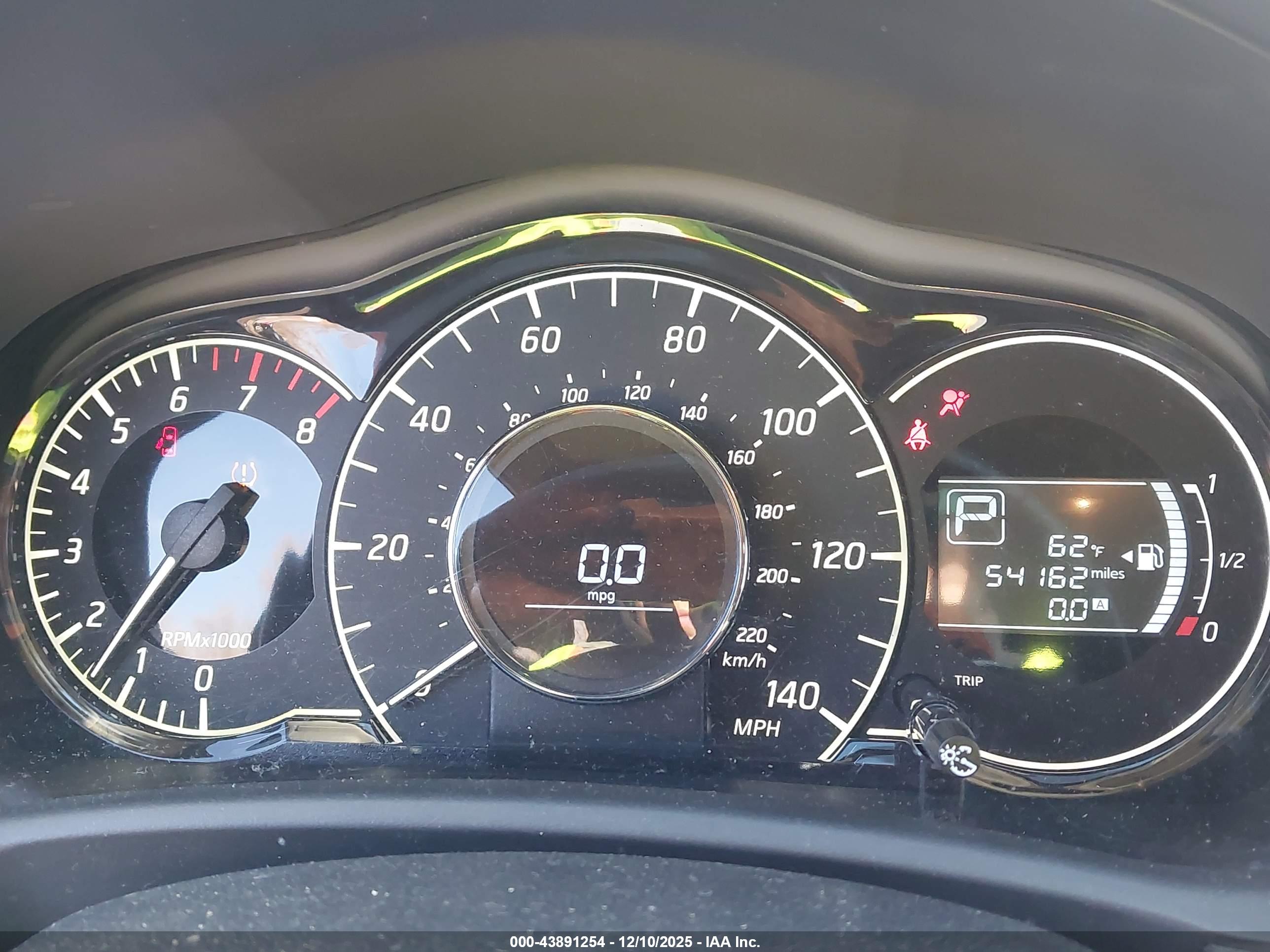 NISSAN VERSA image 7