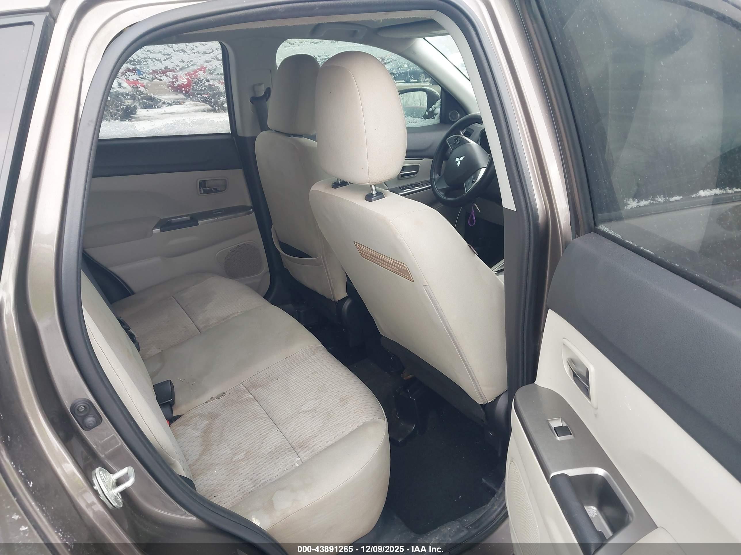 MITSUBISHI OUTLANDER image 8