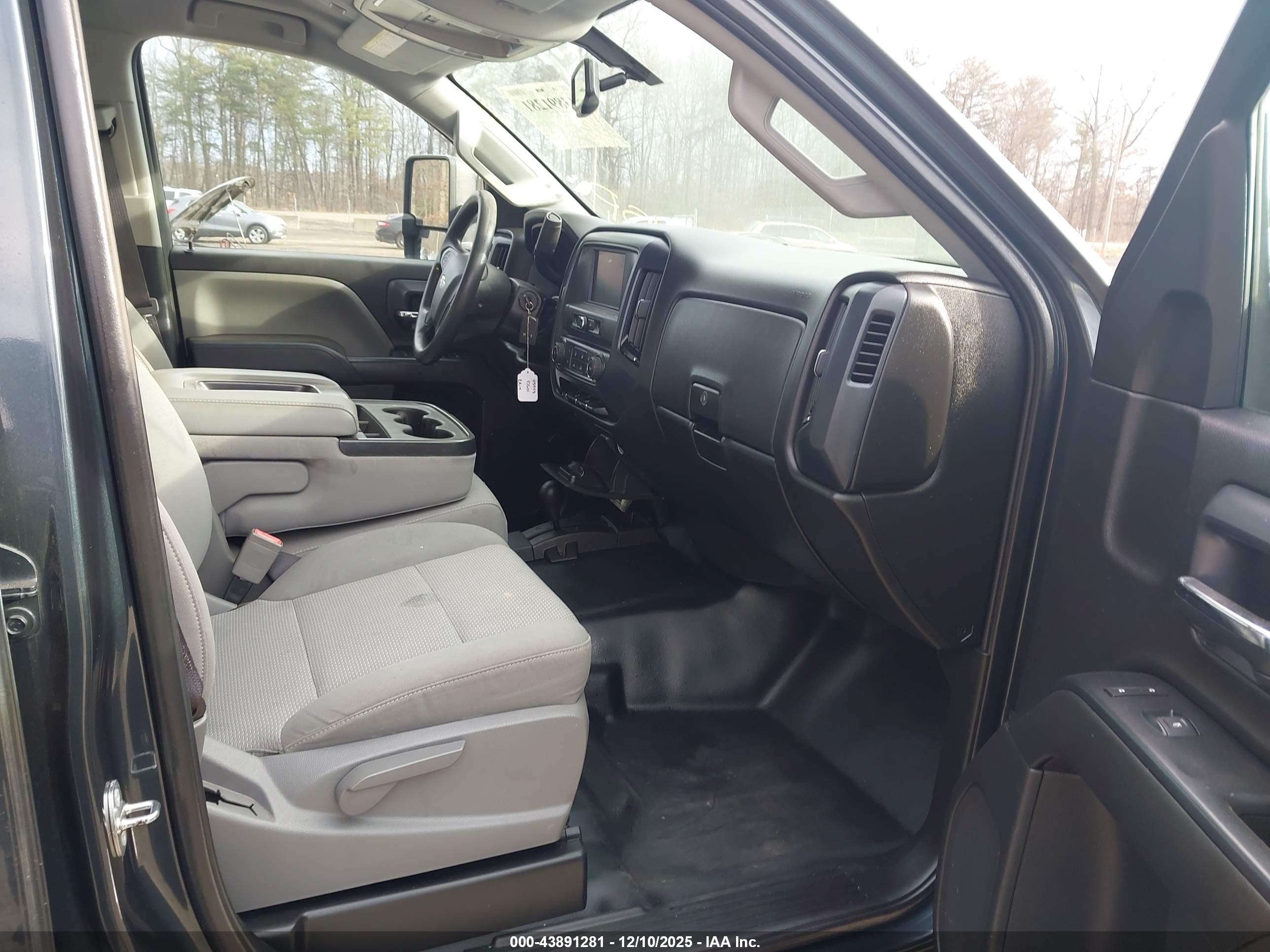 CHEVROLET SILVERADO image 5