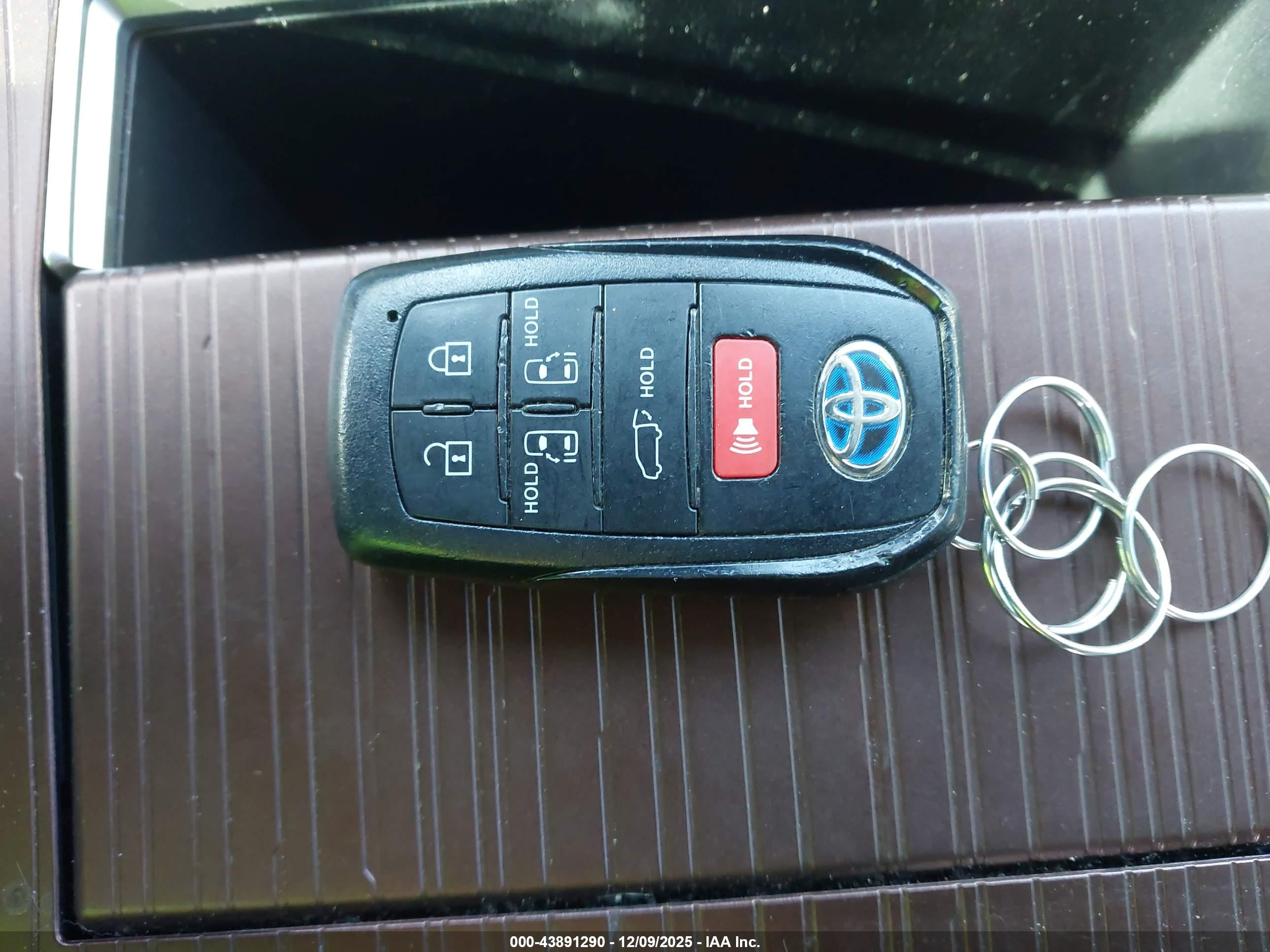 TOYOTA SIENNA image 11