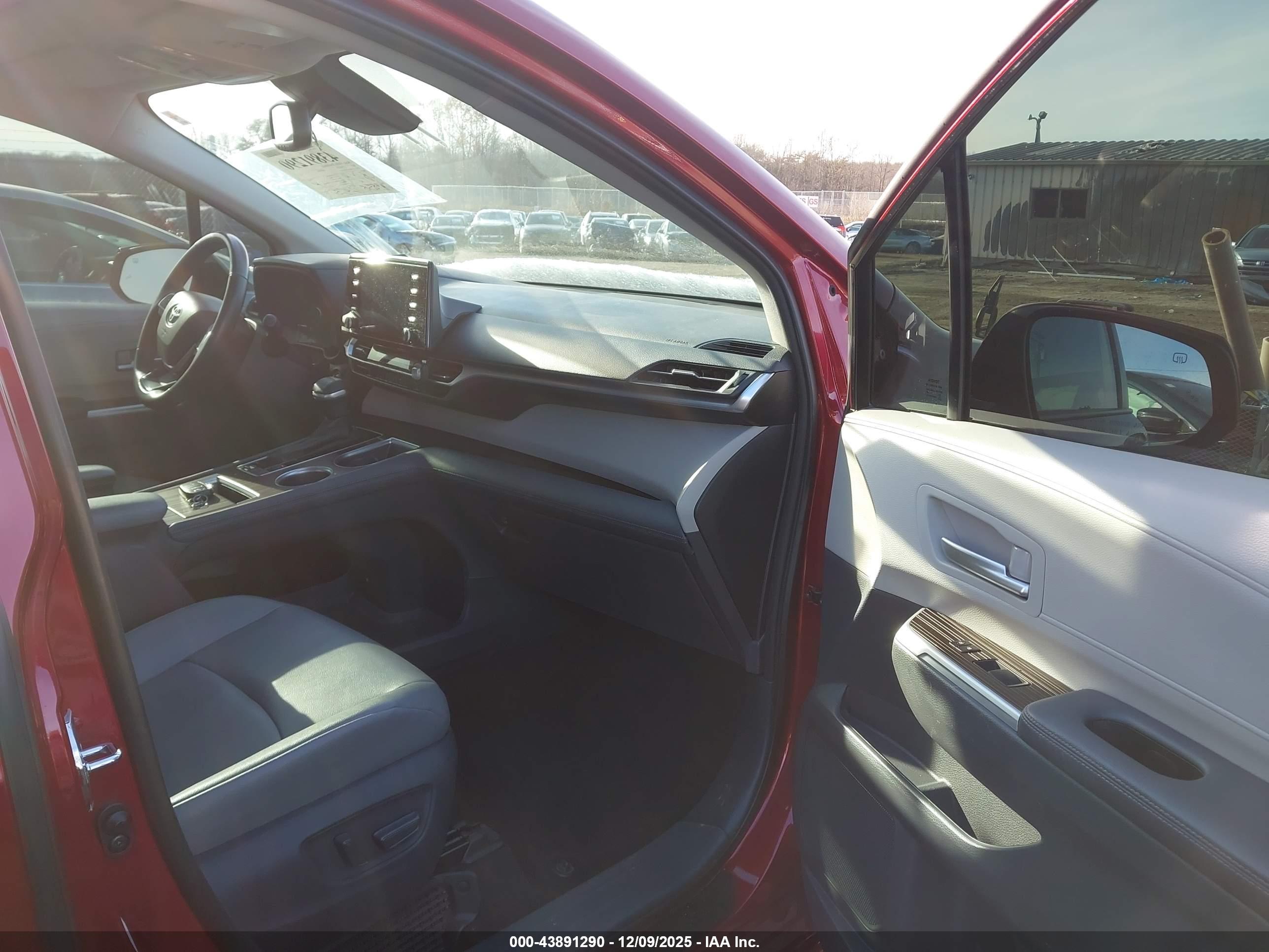 TOYOTA SIENNA image 5