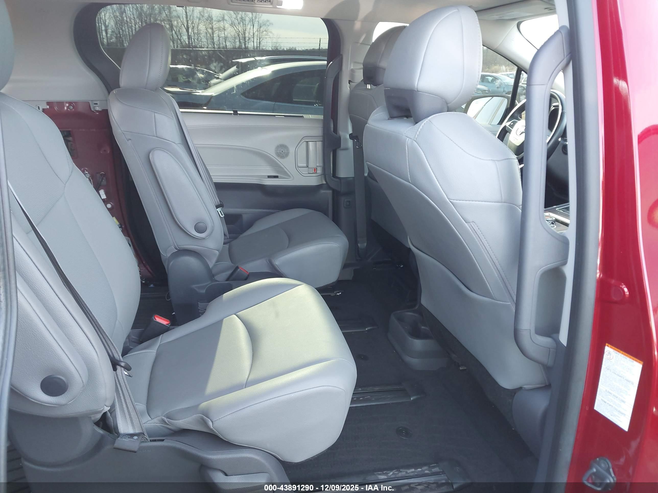 TOYOTA SIENNA image 8