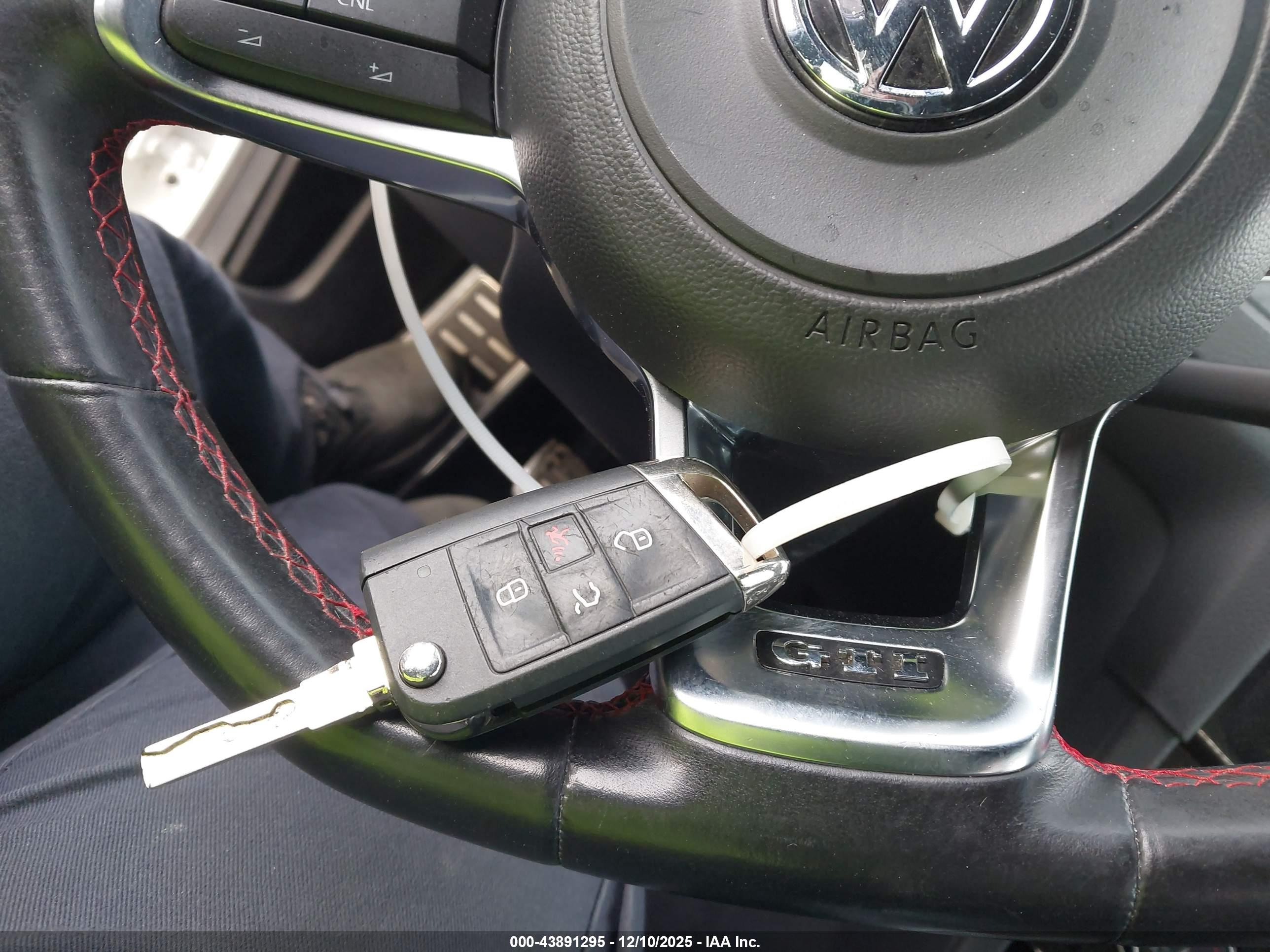 VOLKSWAGEN GOLF image 11