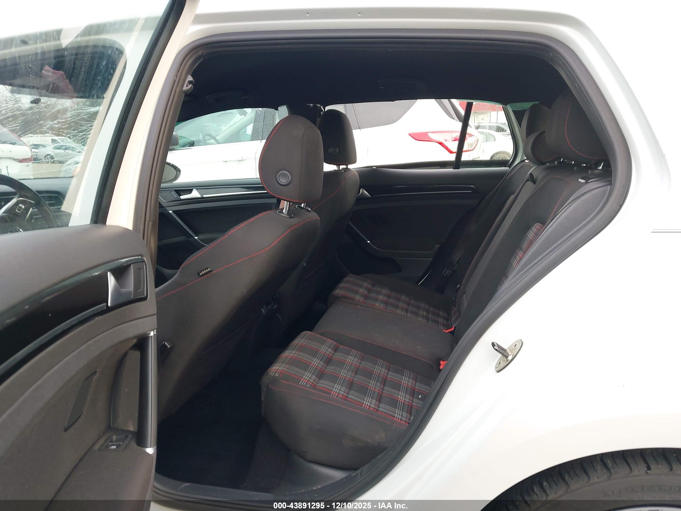 VOLKSWAGEN GOLF image 8