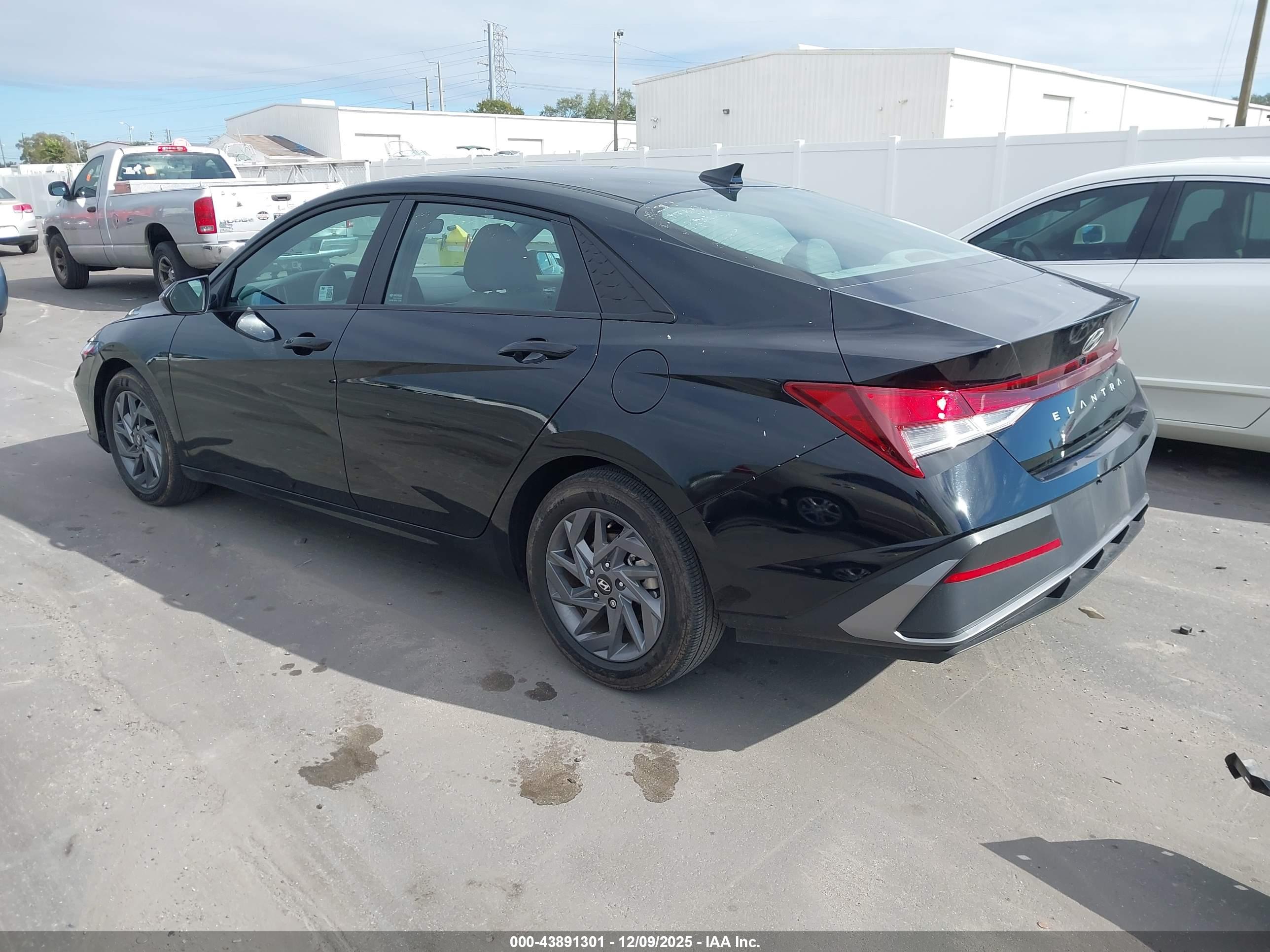HYUNDAI ELANTRA image 3