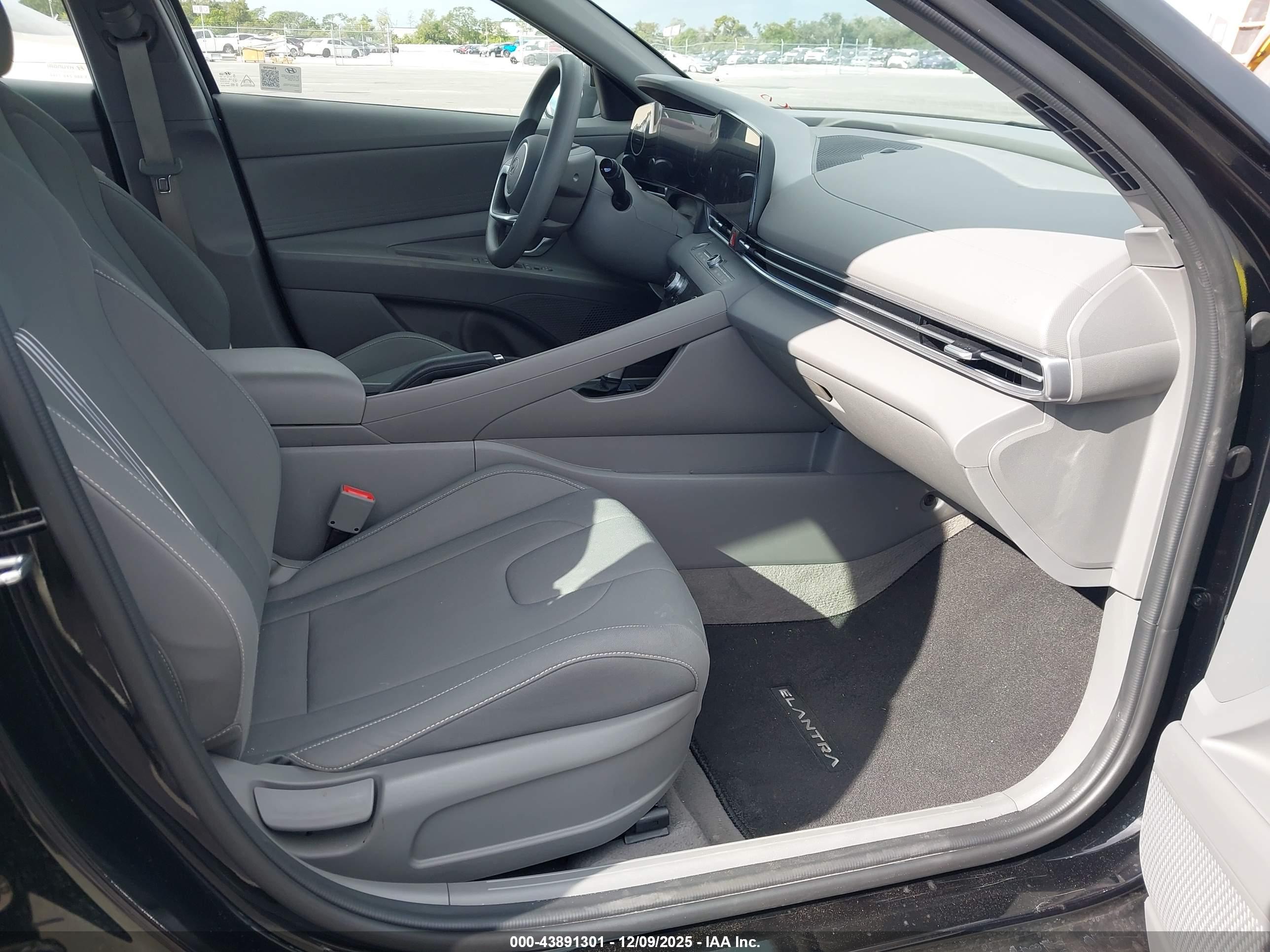 HYUNDAI ELANTRA image 5