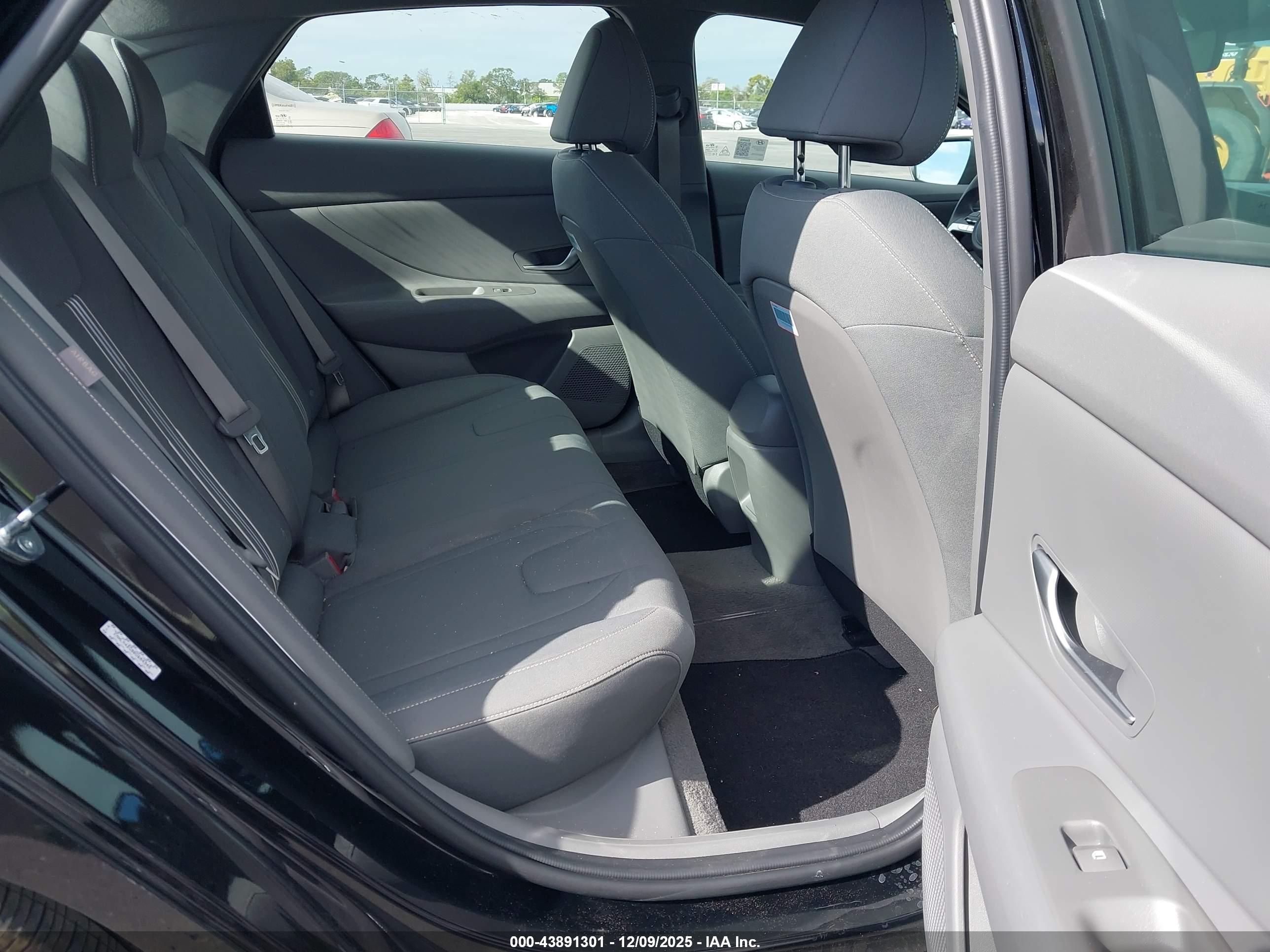 HYUNDAI ELANTRA image 8