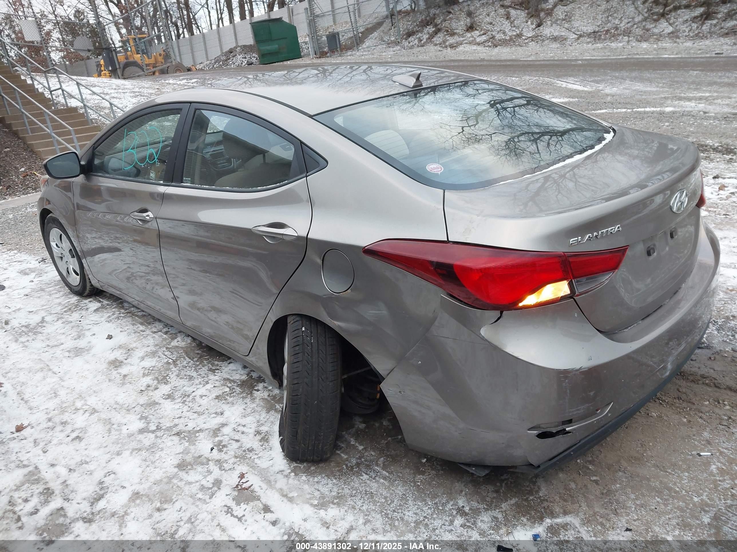 HYUNDAI ELANTRA image 3