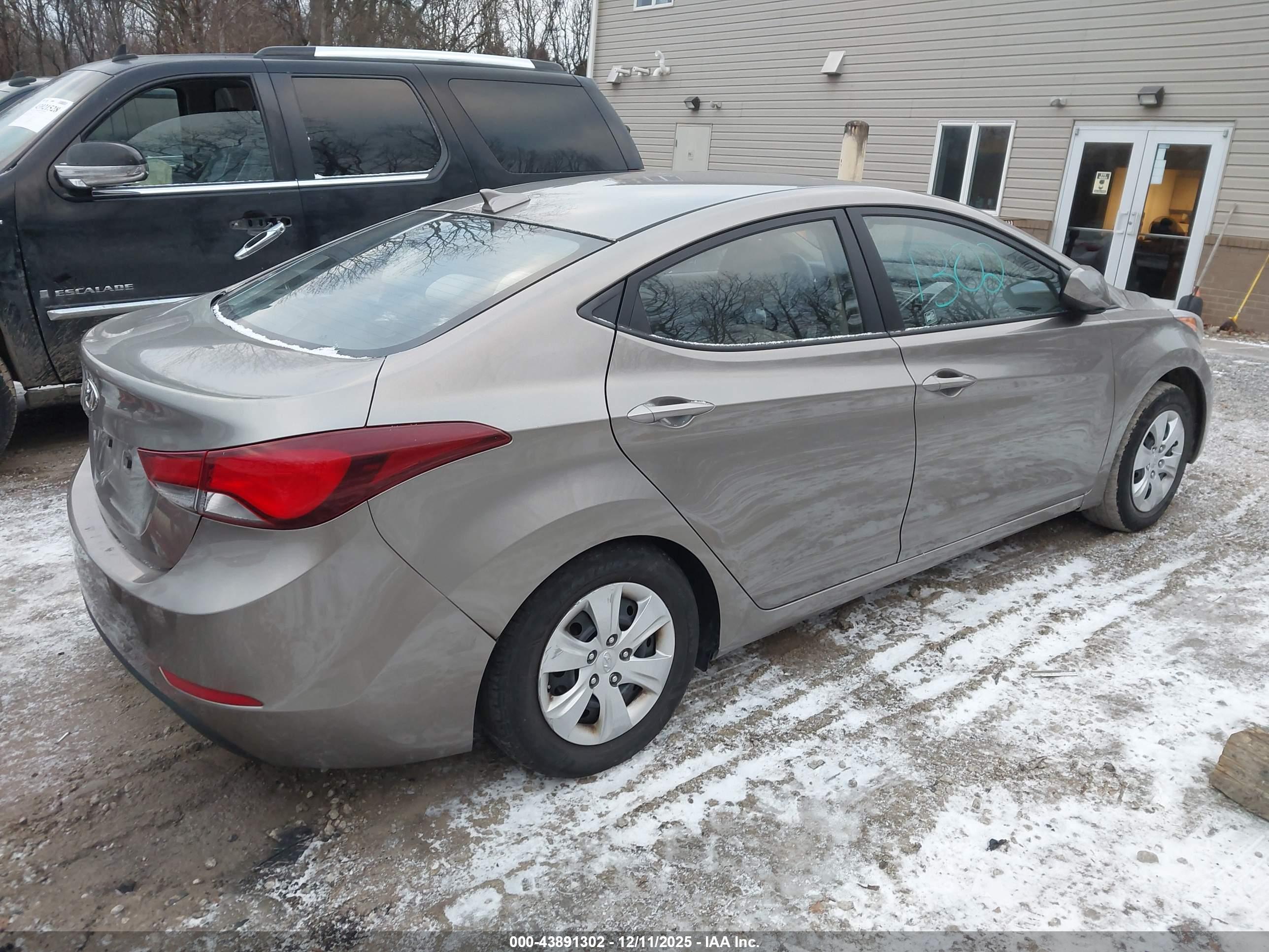 HYUNDAI ELANTRA image 4