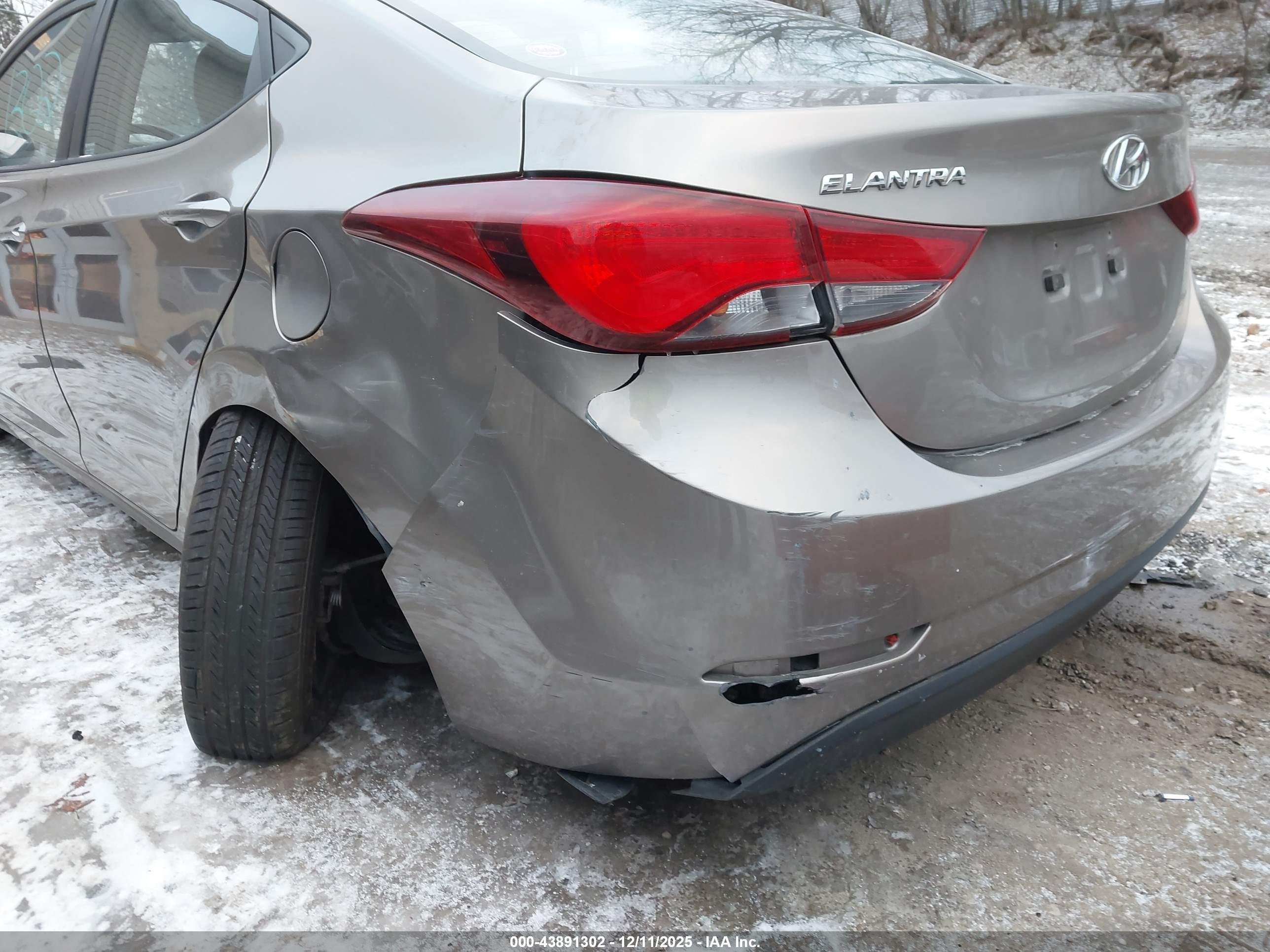 HYUNDAI ELANTRA image 6
