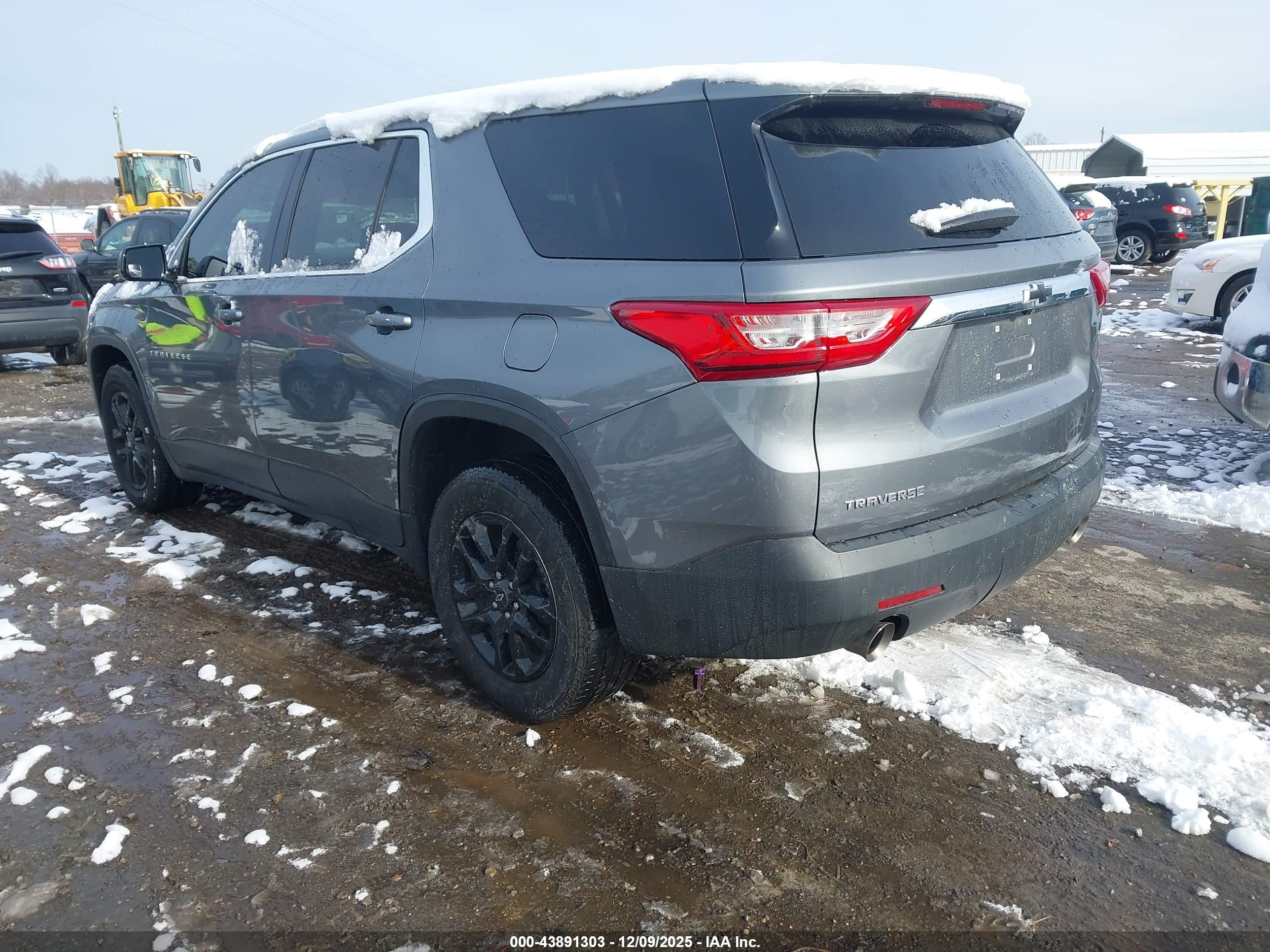 CHEVROLET TRAVERSE image 3
