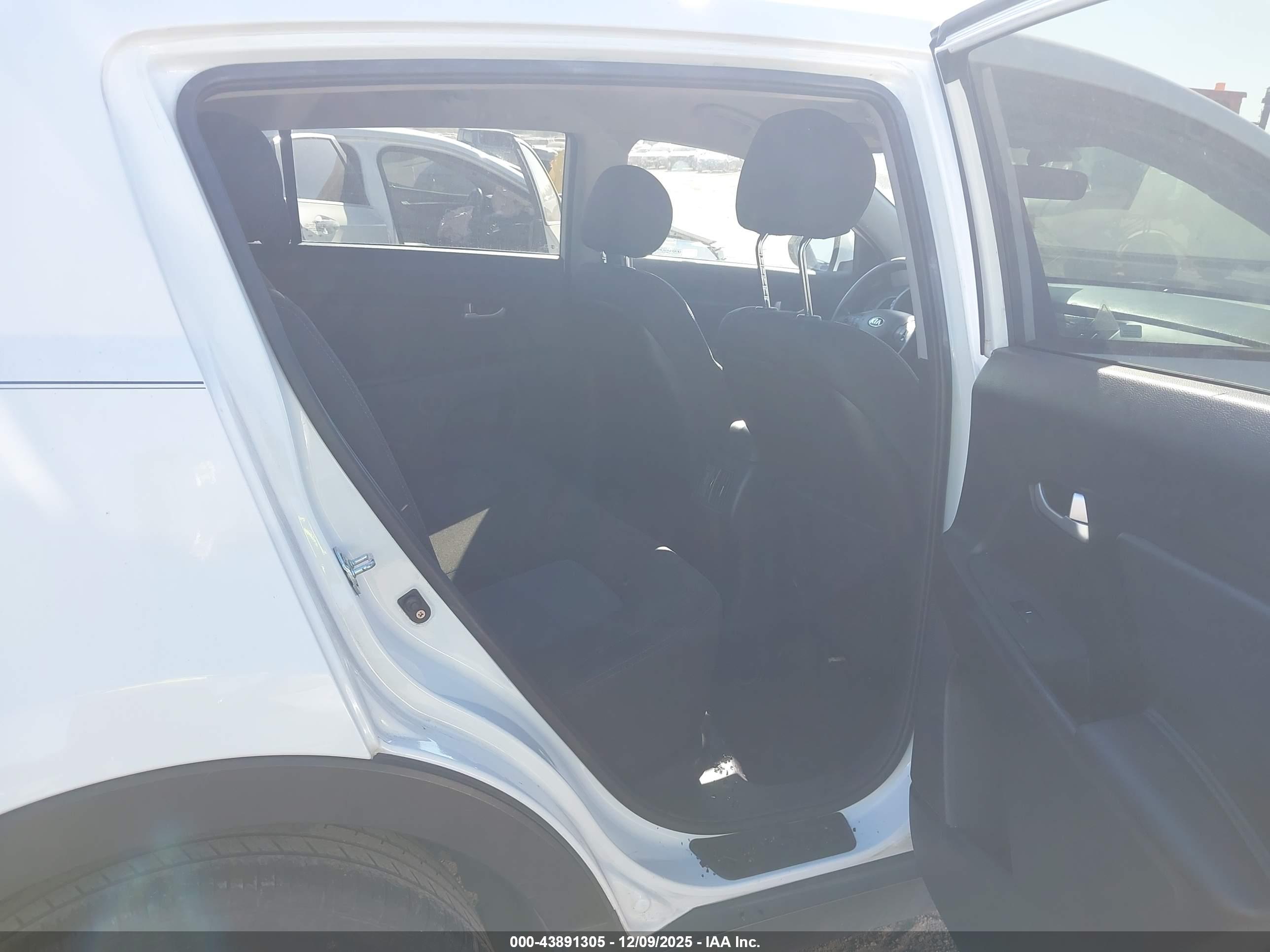 KIA SPORTAGE image 8