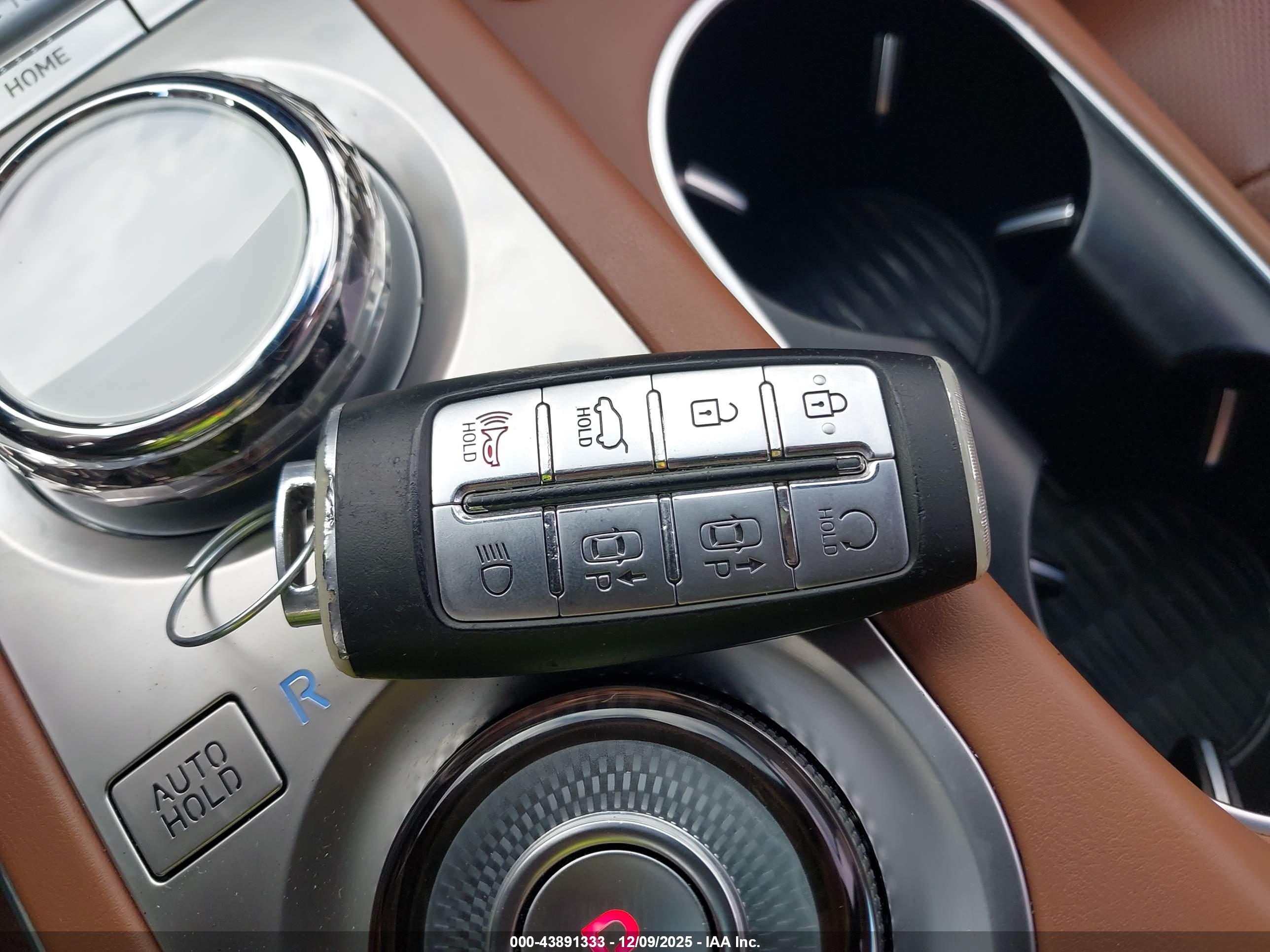 GENESIS GV70 image 11