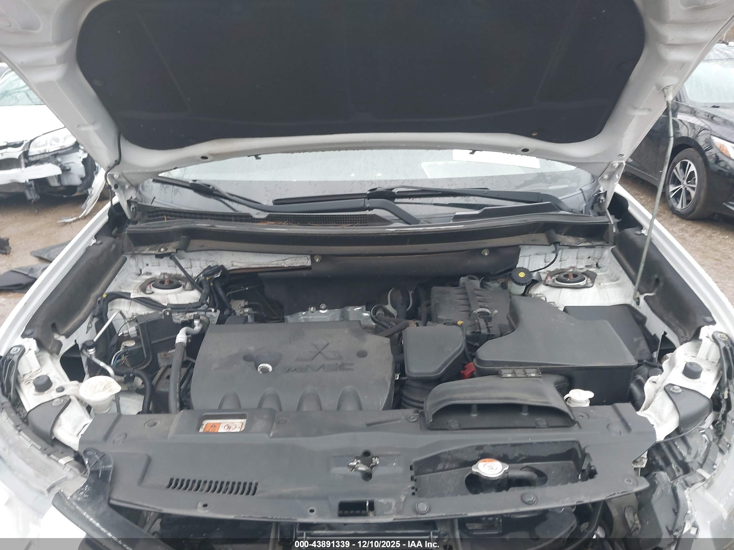 MITSUBISHI OUTLANDER image 10