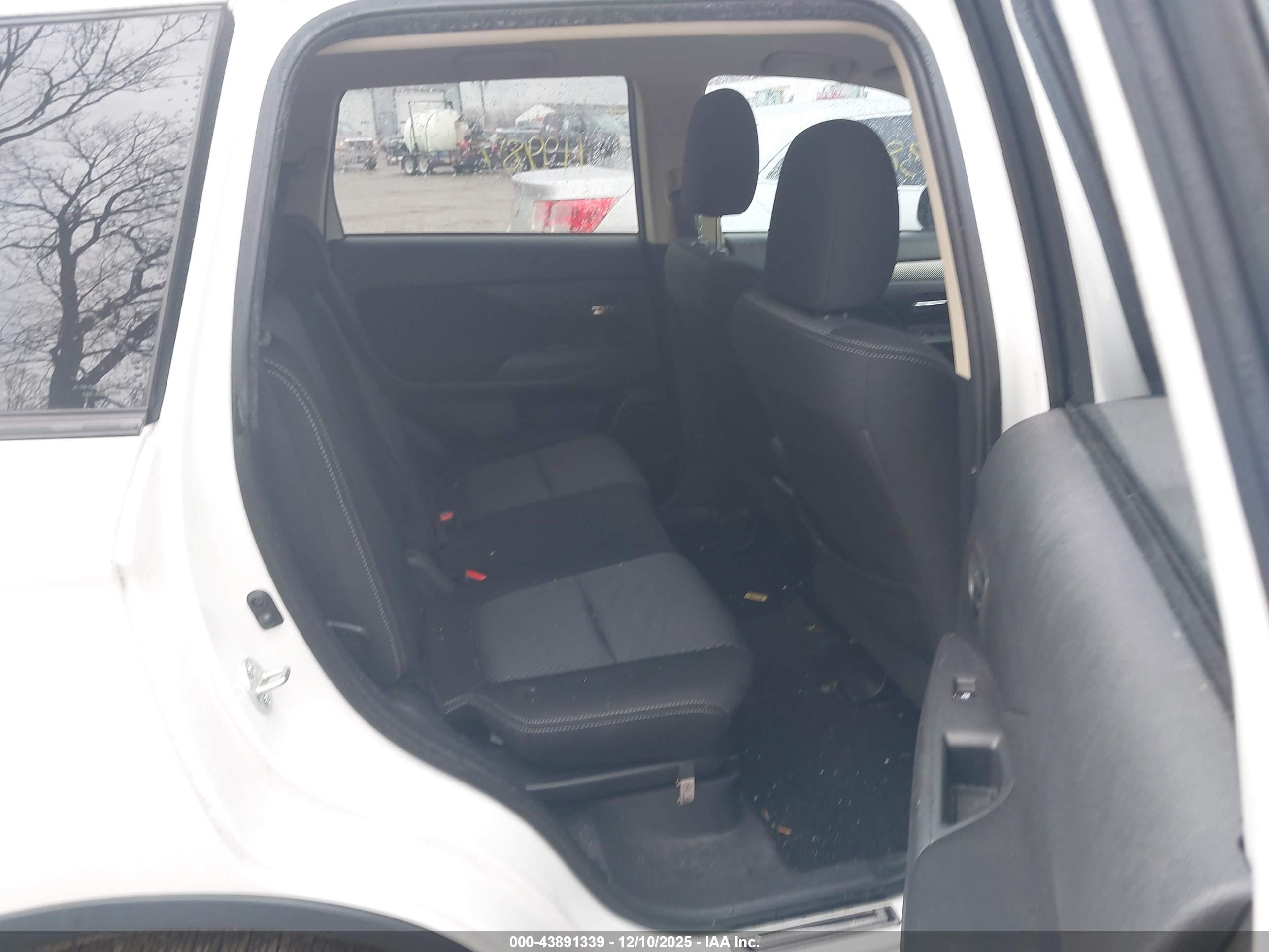 MITSUBISHI OUTLANDER image 8