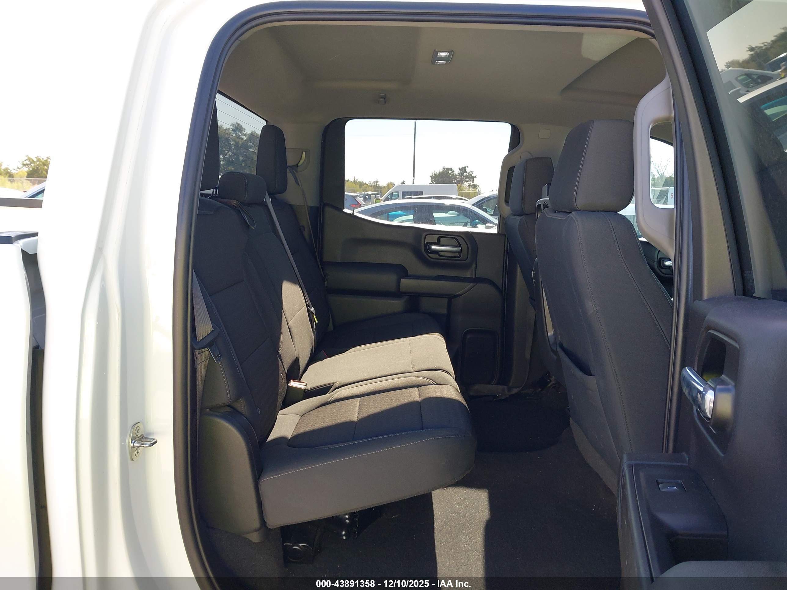 CHEVROLET SILVERADO image 8