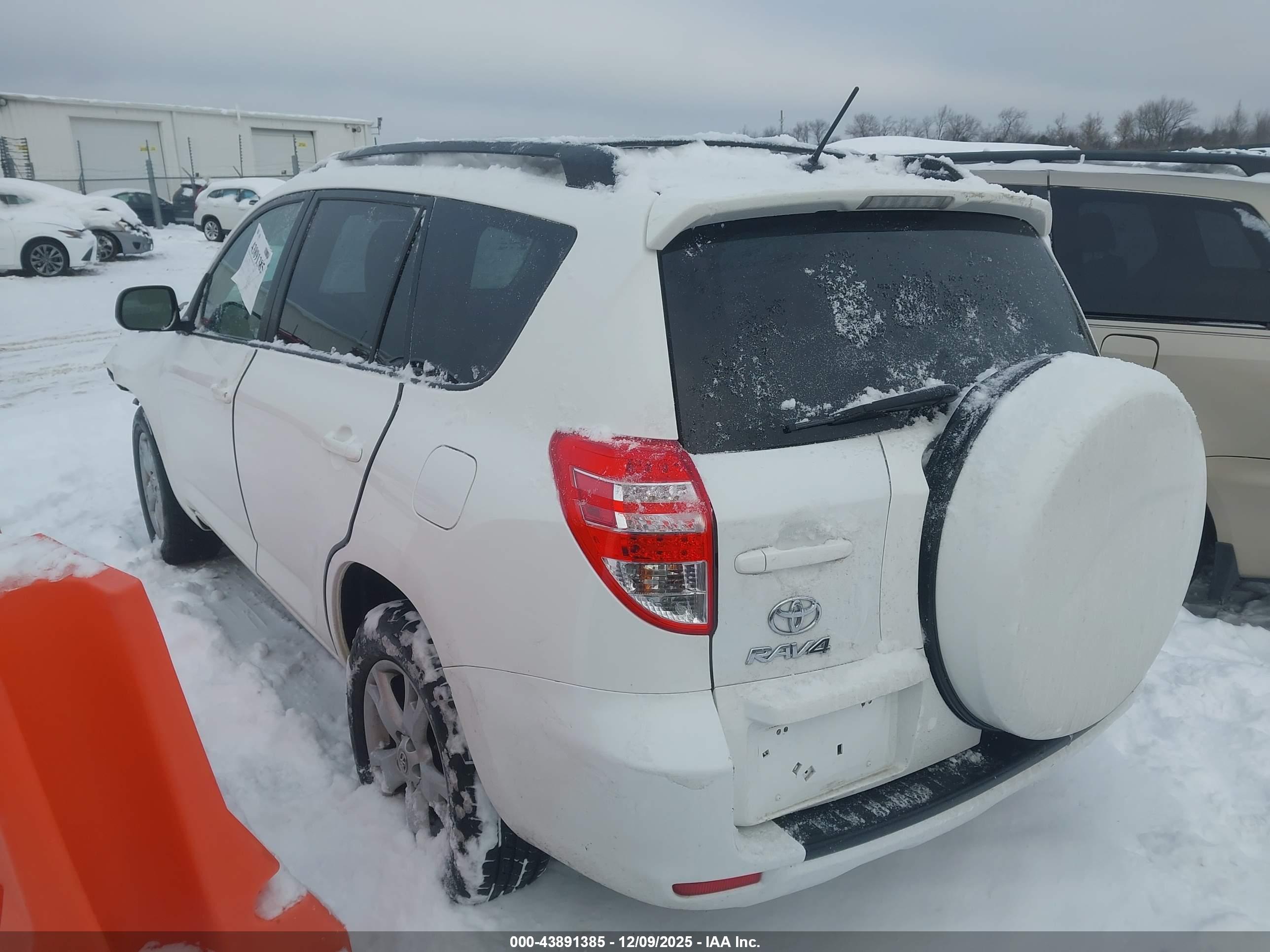 TOYOTA RAV4 image 3