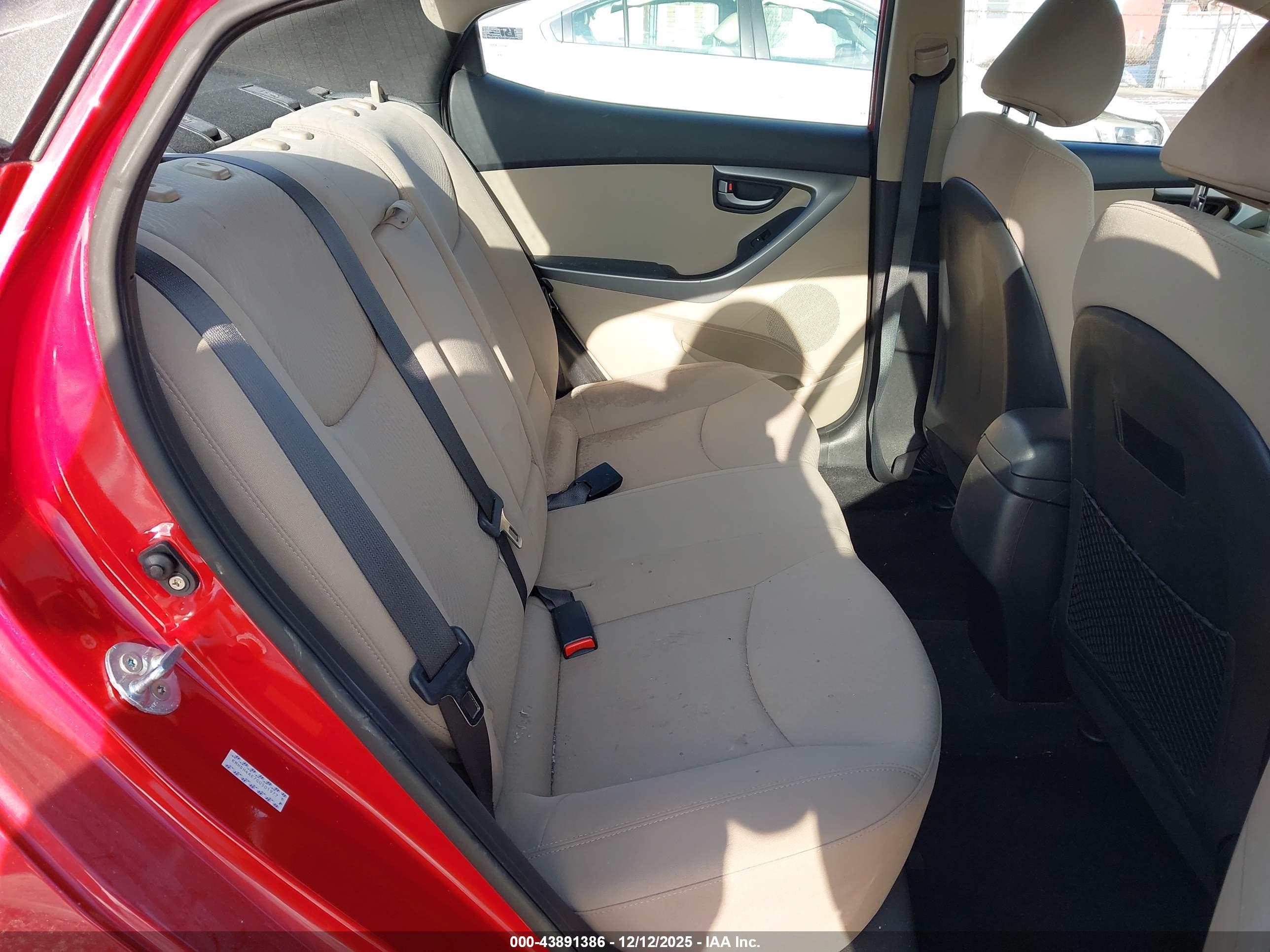 HYUNDAI ELANTRA image 8
