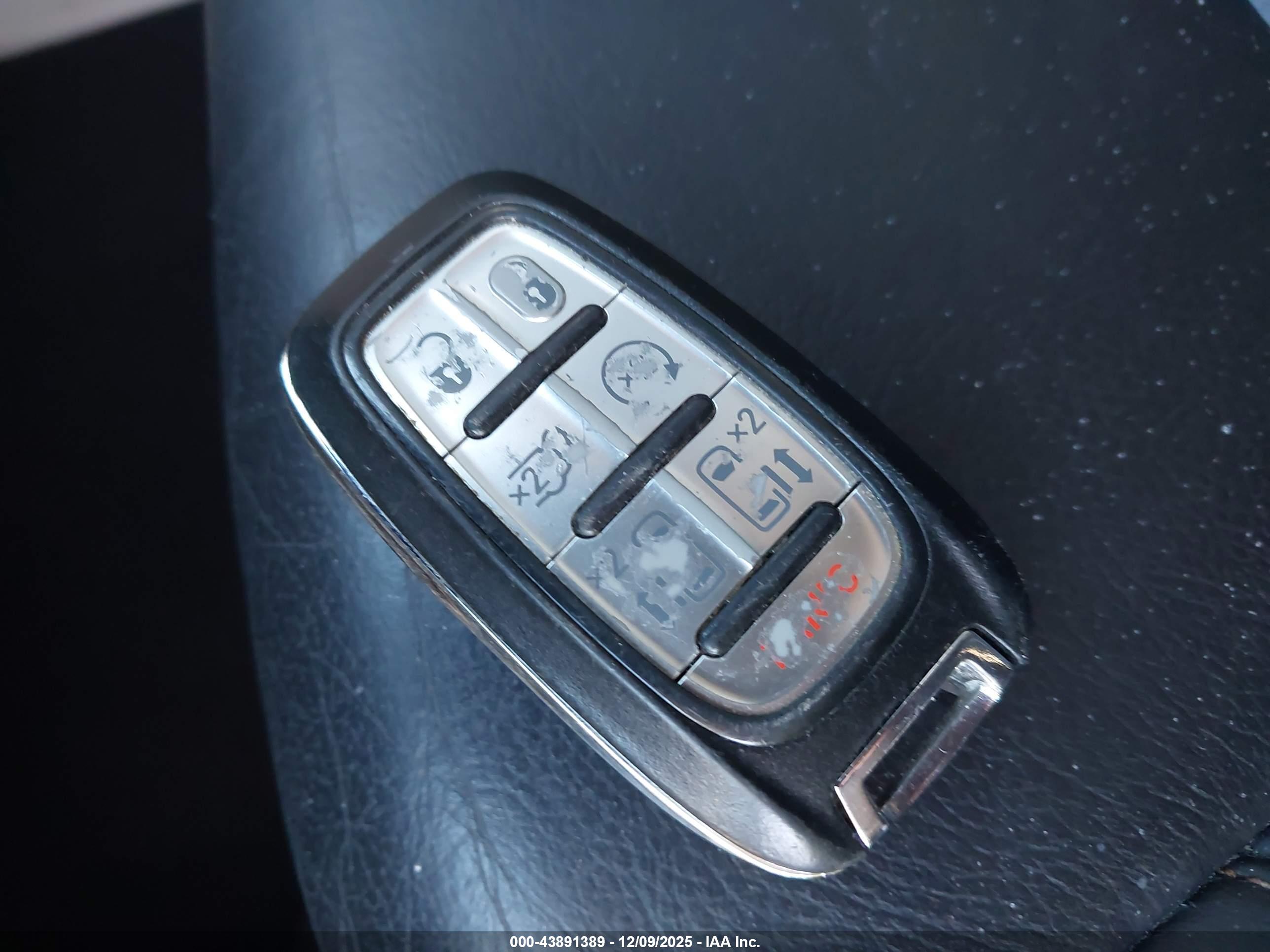 CHRYSLER PACIFICA image 11