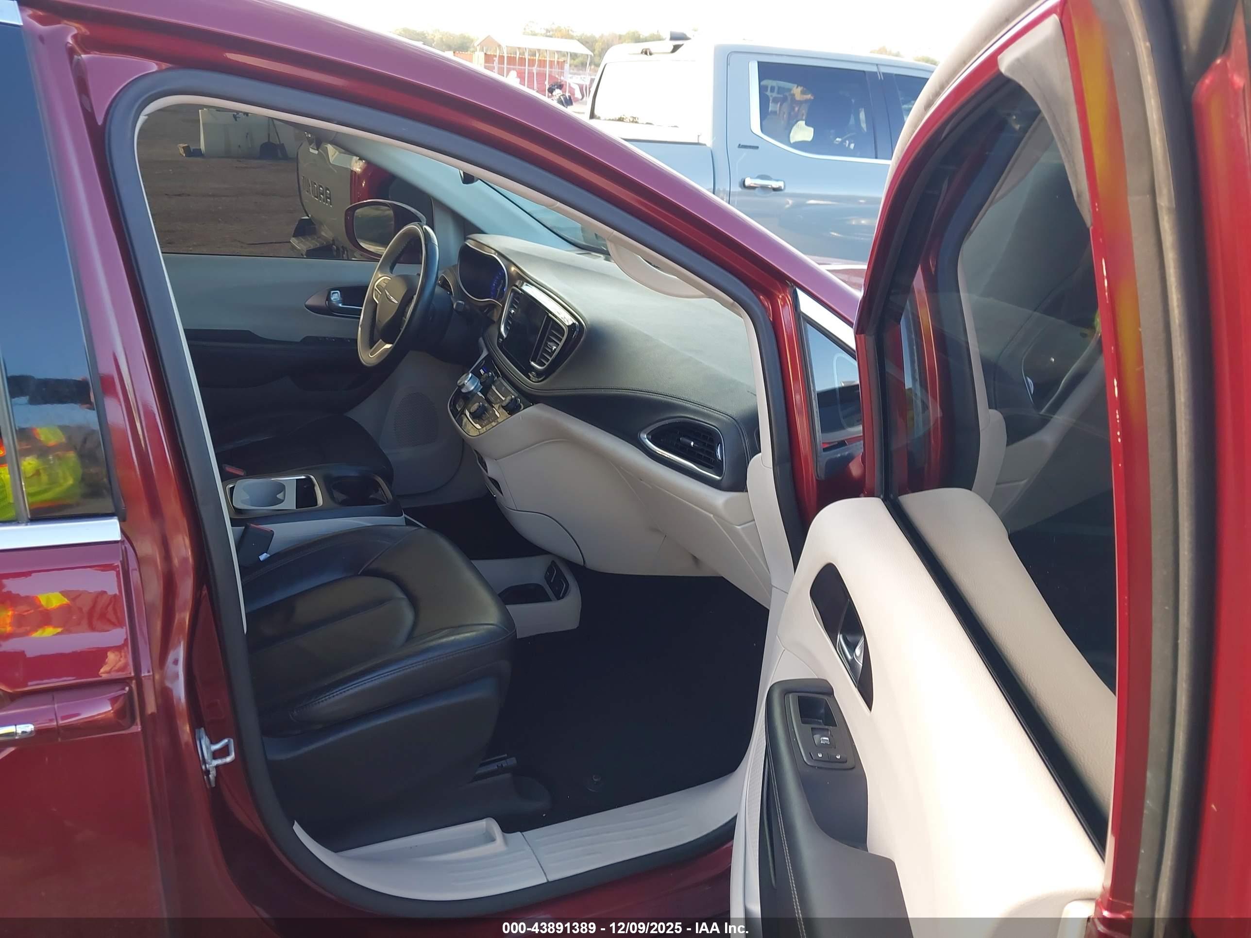 CHRYSLER PACIFICA image 5