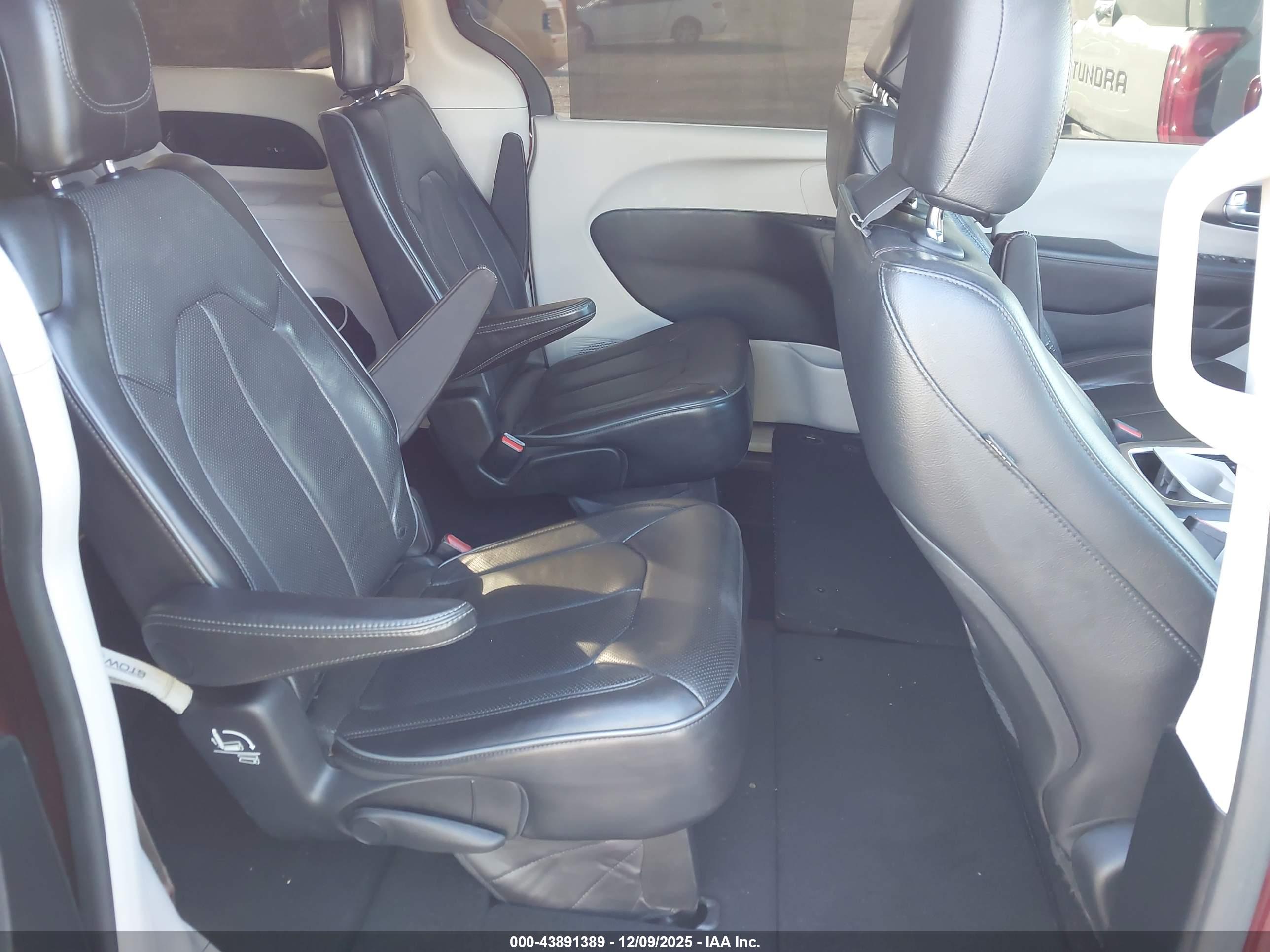 CHRYSLER PACIFICA image 8