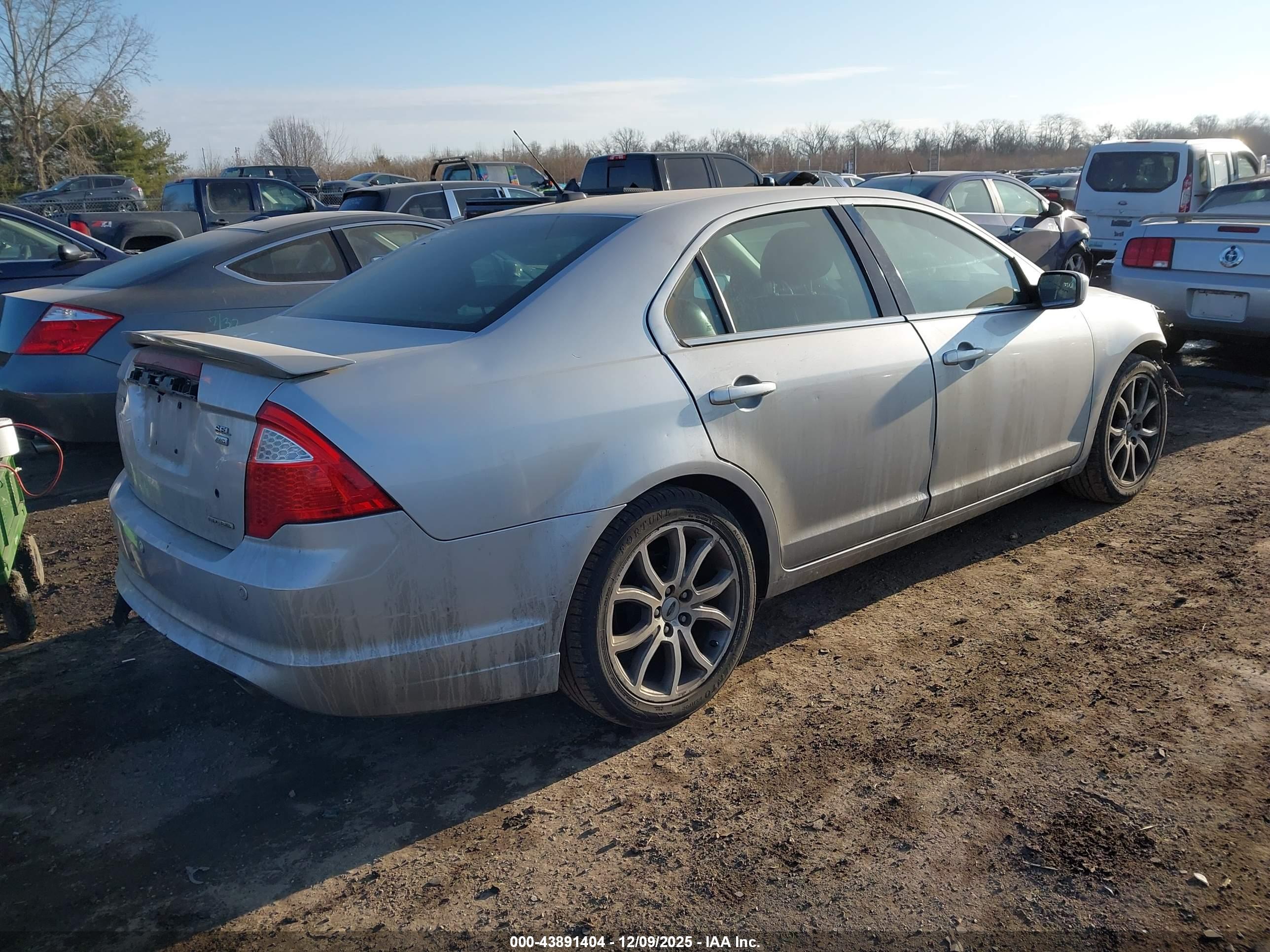 FORD FUSION image 4