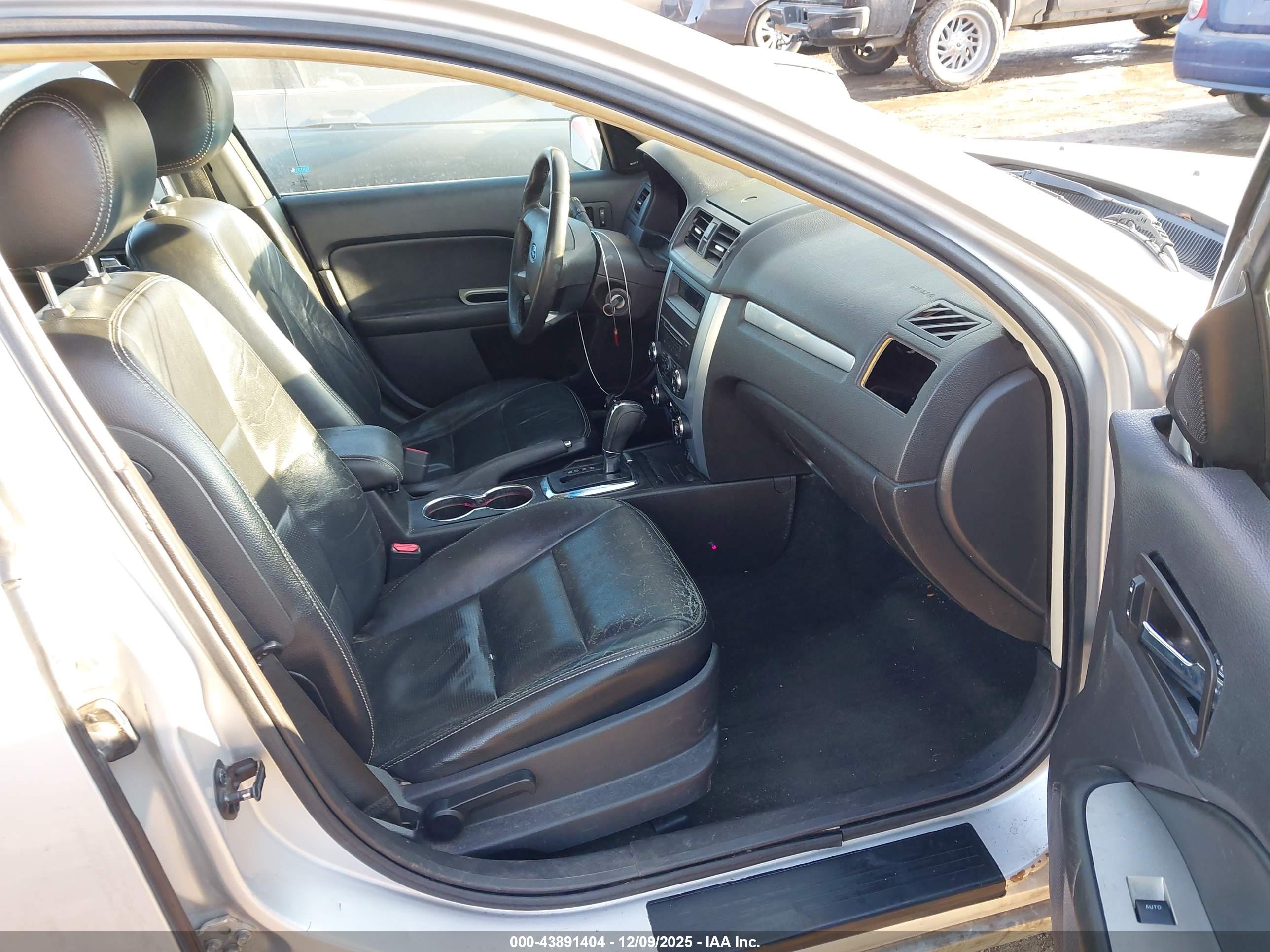 FORD FUSION image 5
