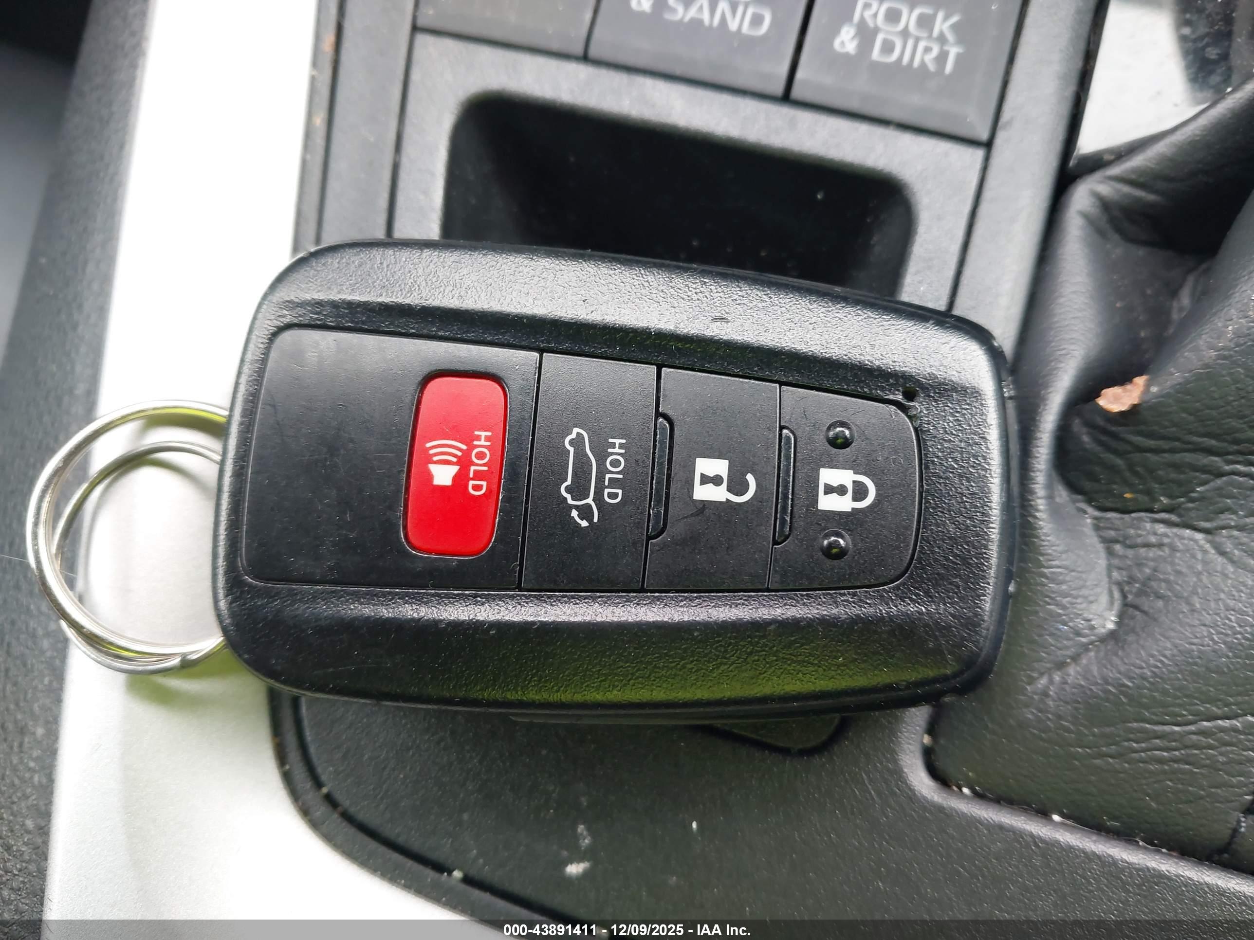 TOYOTA RAV4 image 11