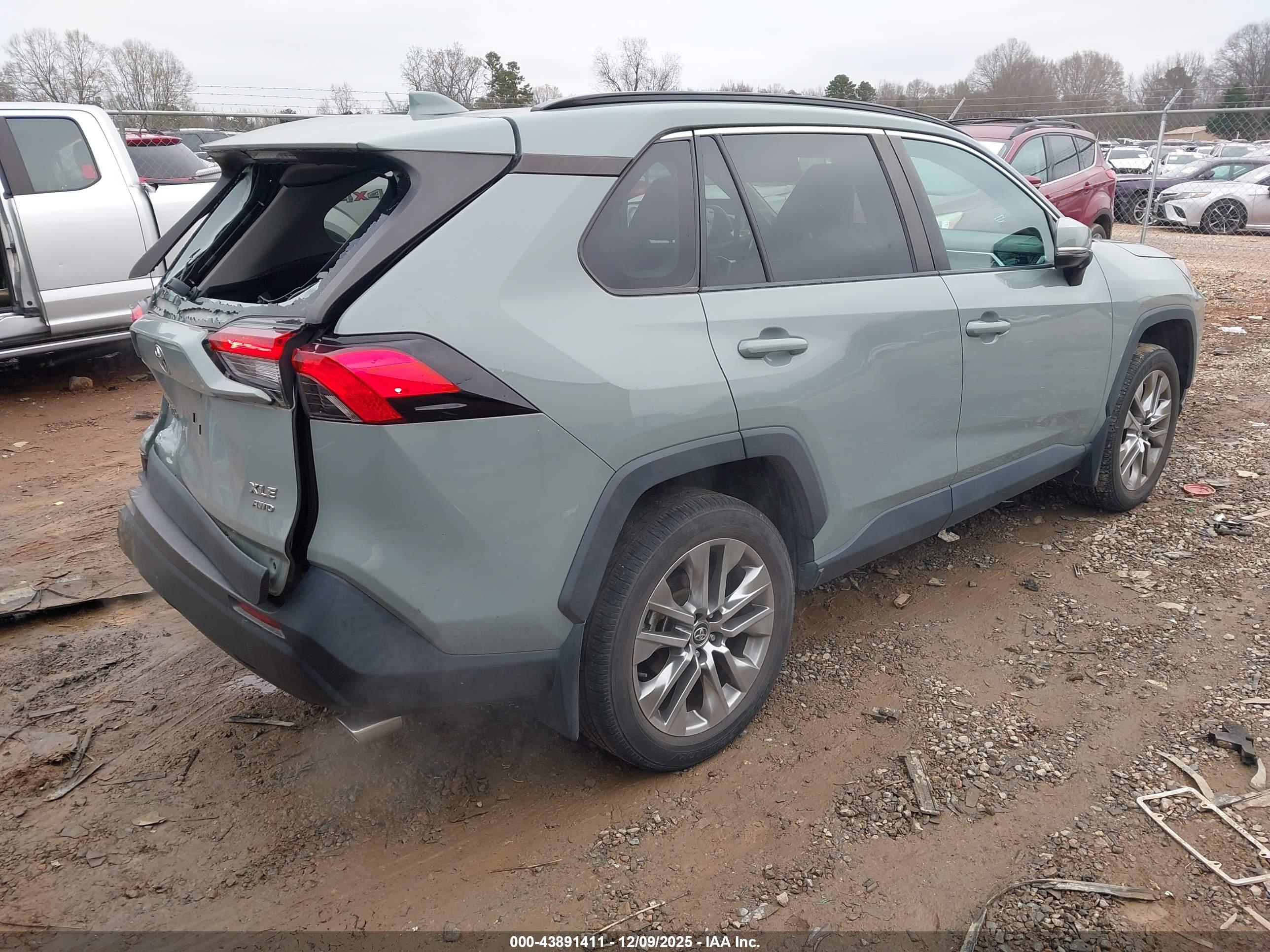 TOYOTA RAV4 image 4