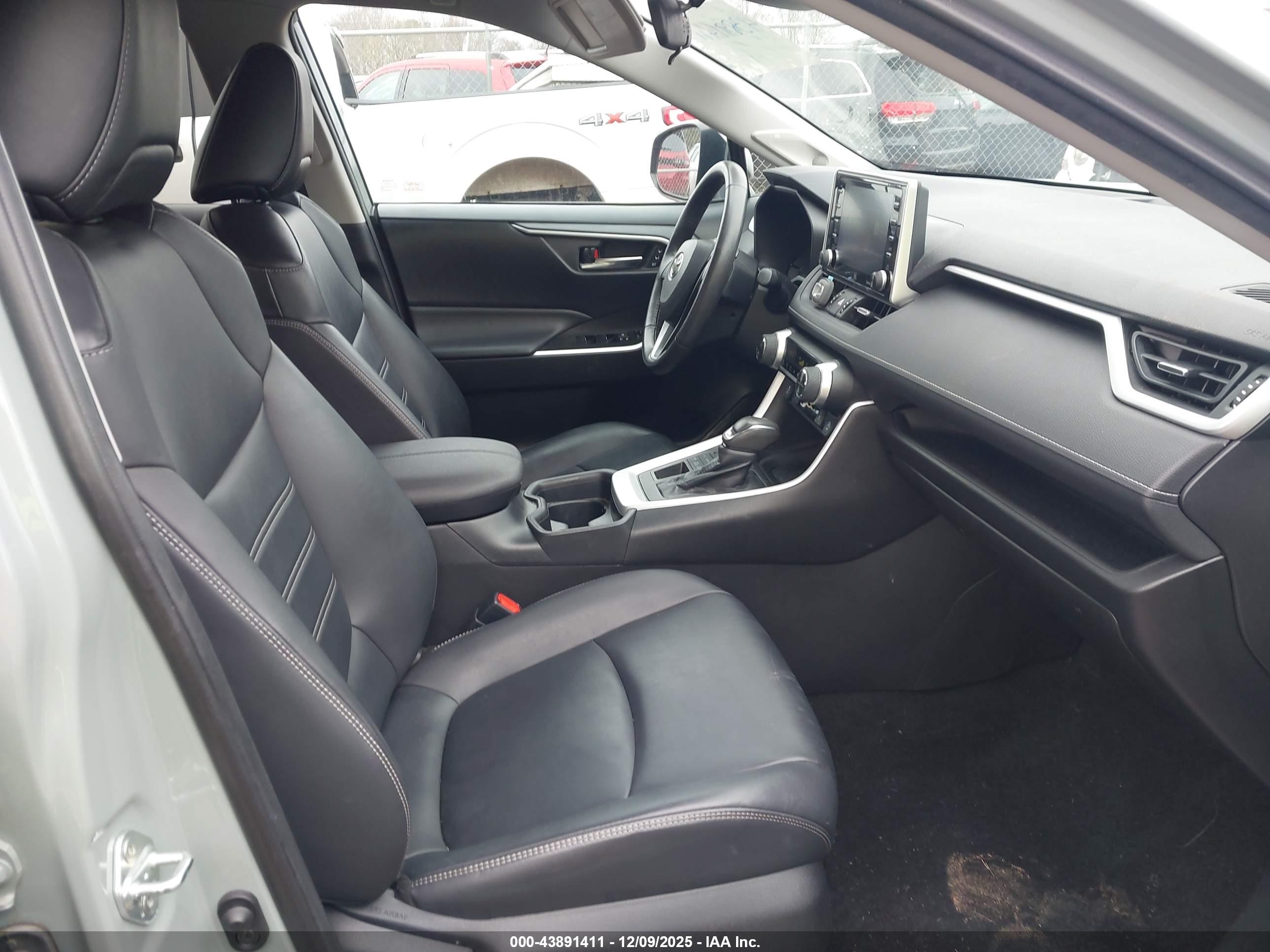 TOYOTA RAV4 image 5