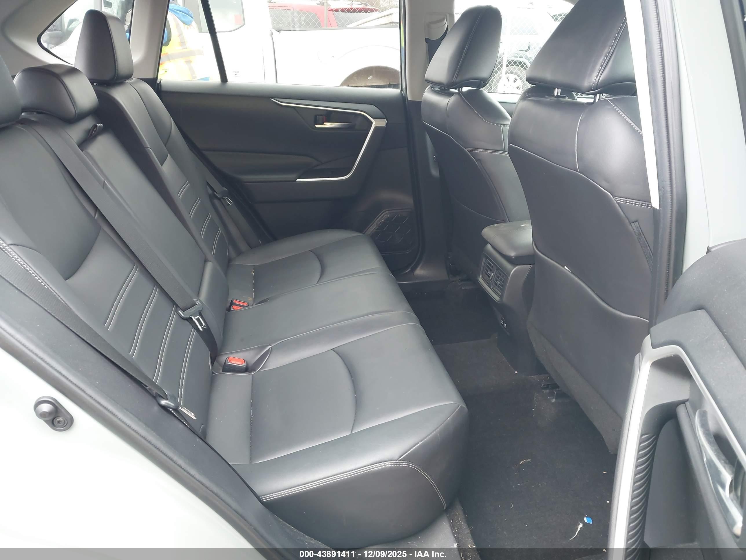 TOYOTA RAV4 image 8