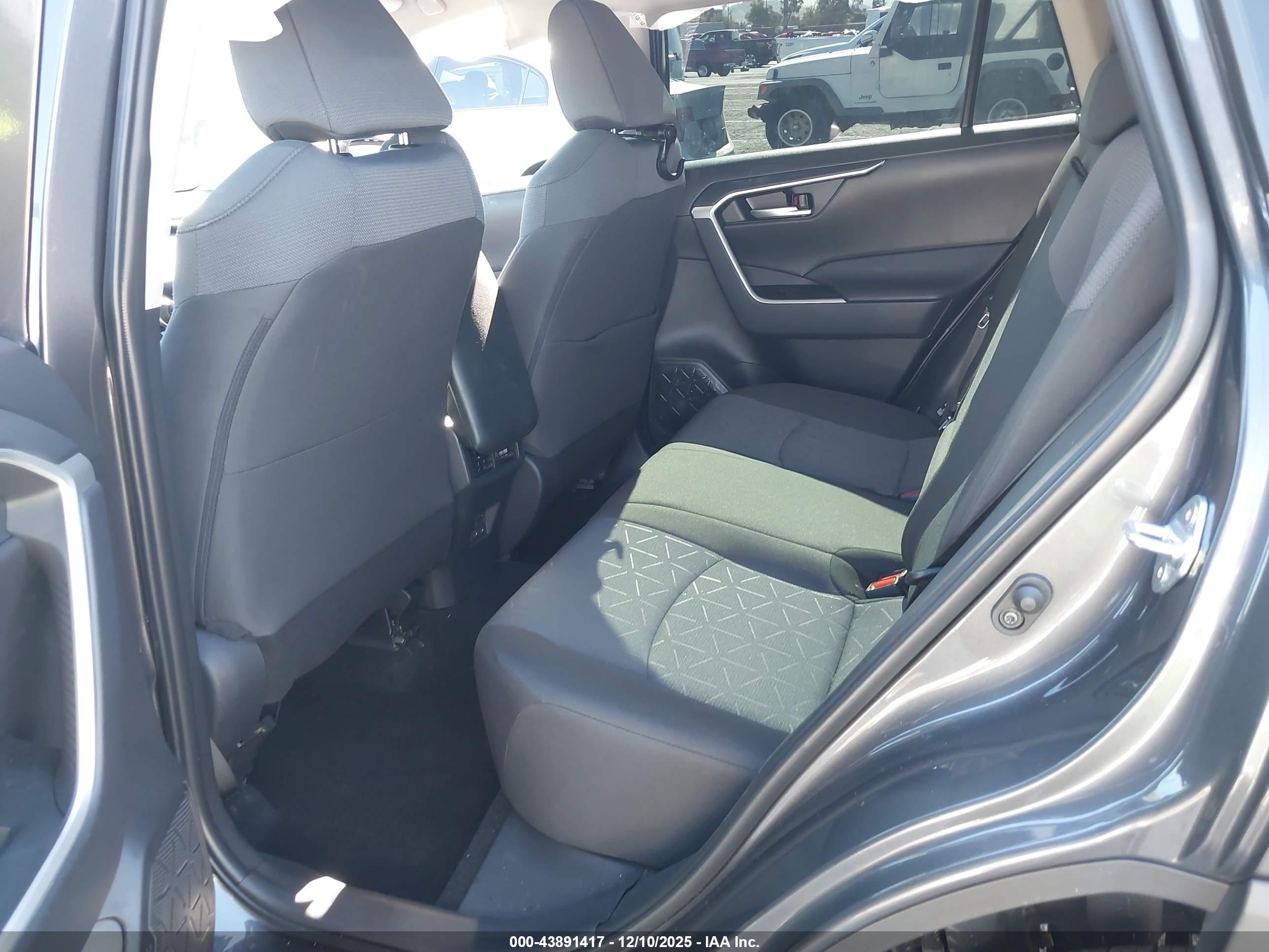 TOYOTA RAV4 image 8