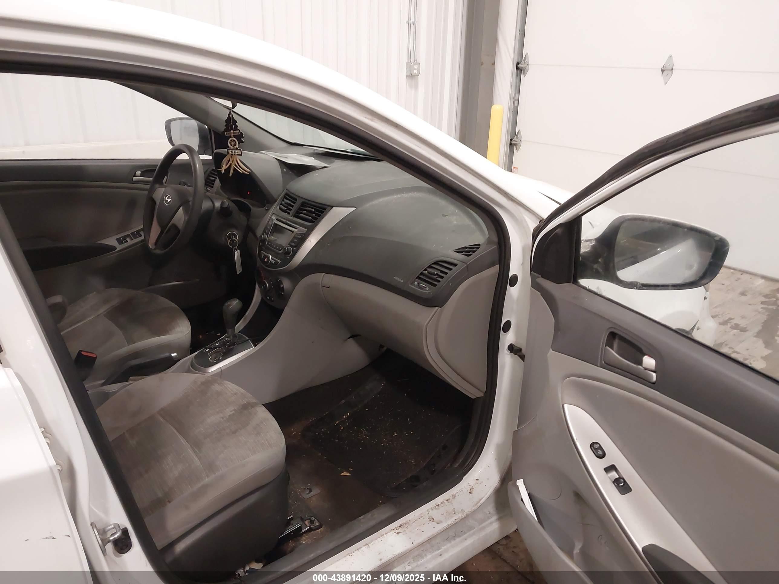 HYUNDAI ACCENT image 5