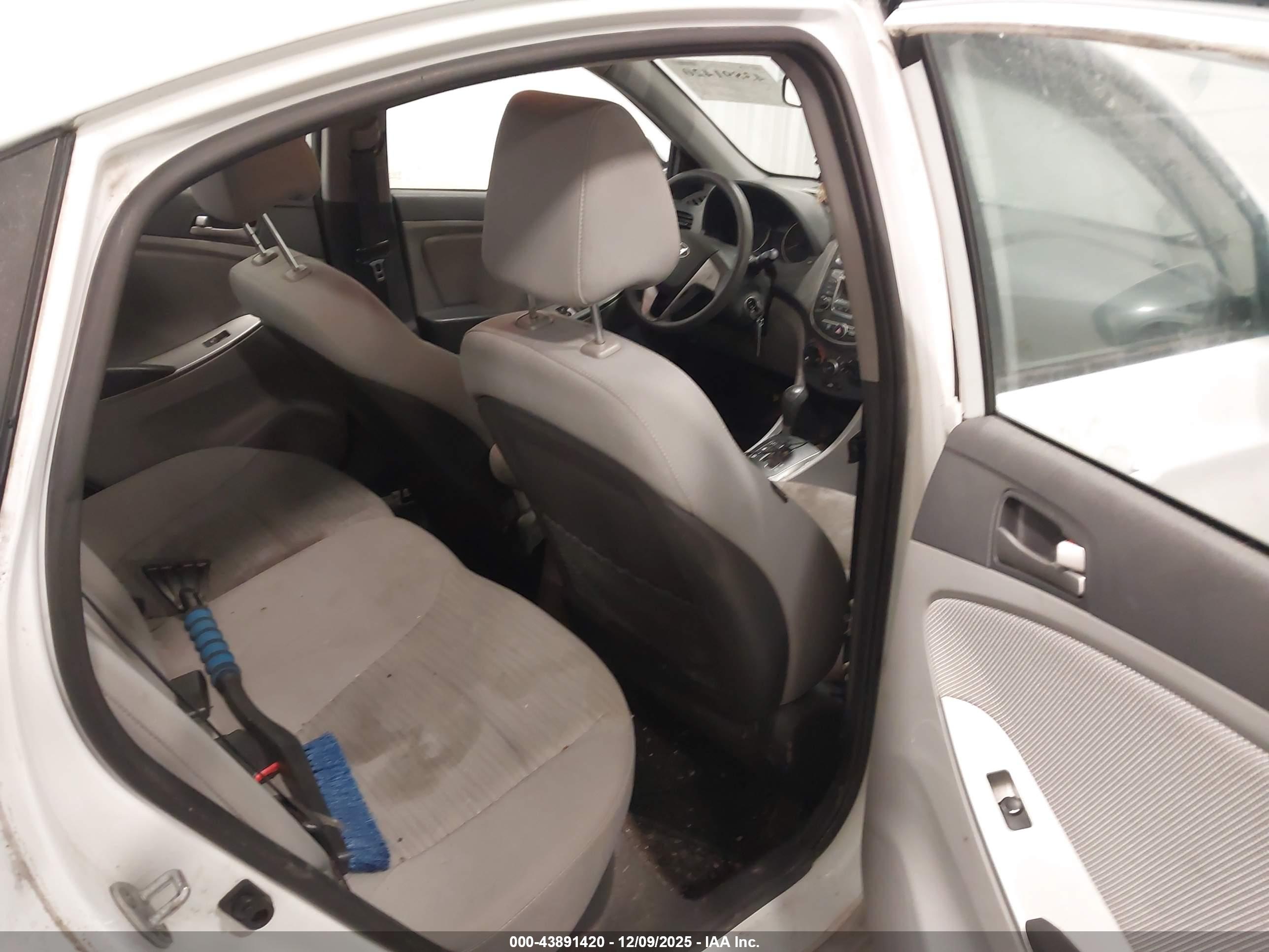 HYUNDAI ACCENT image 8