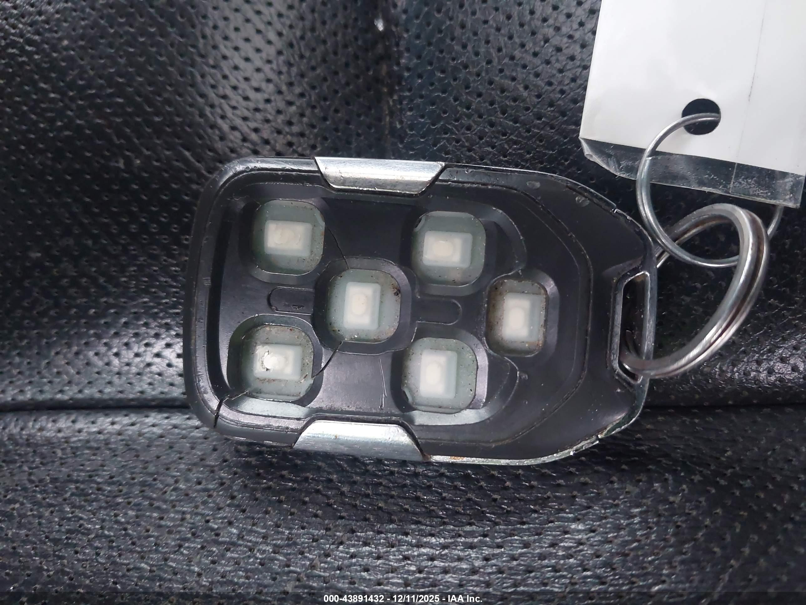 CHEVROLET SUBURBAN image 11