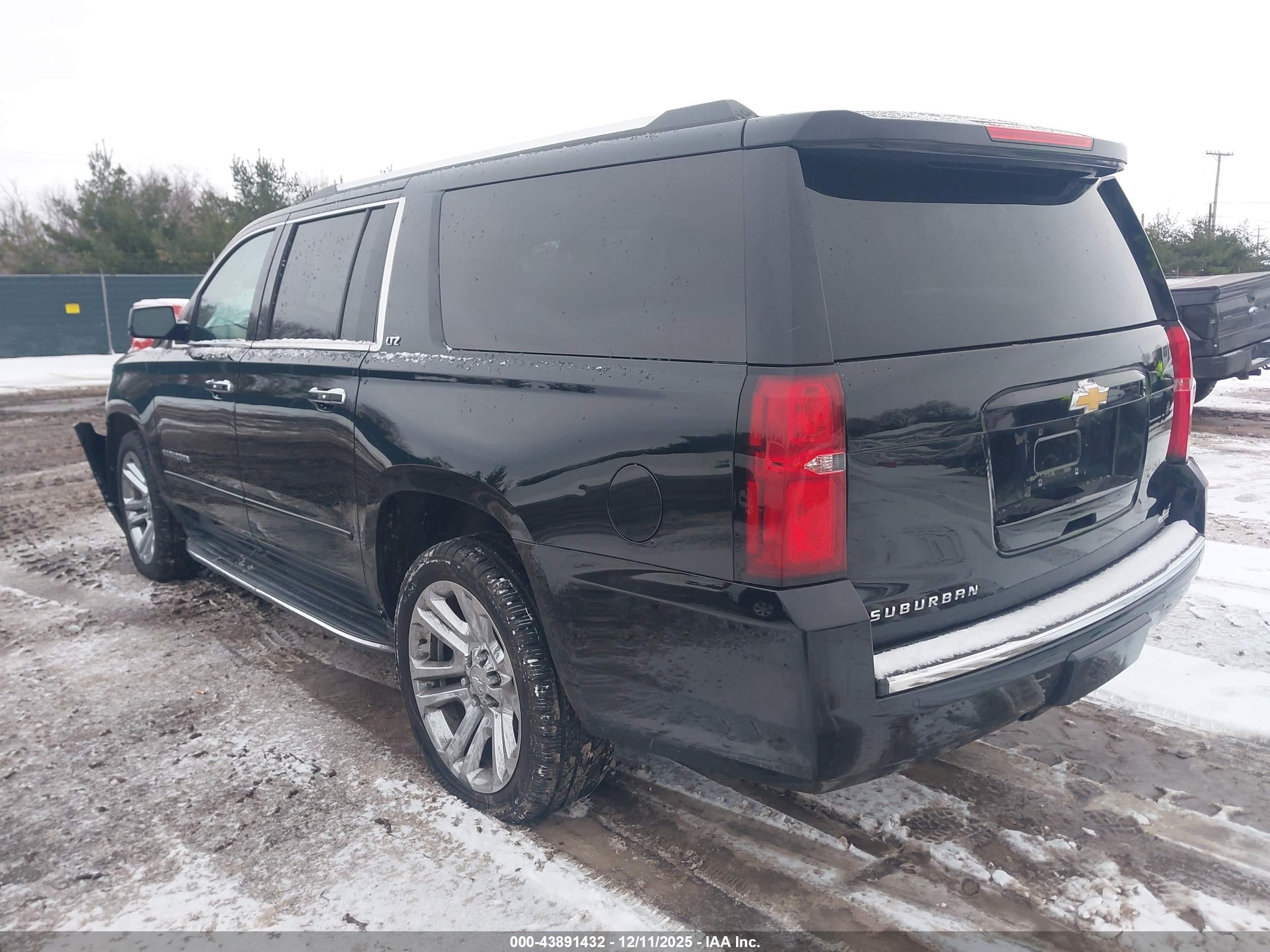 CHEVROLET SUBURBAN image 3