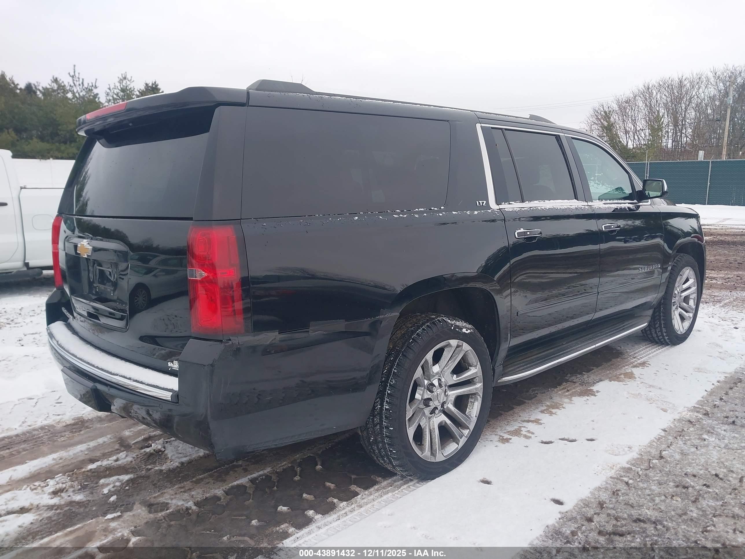 CHEVROLET SUBURBAN image 4