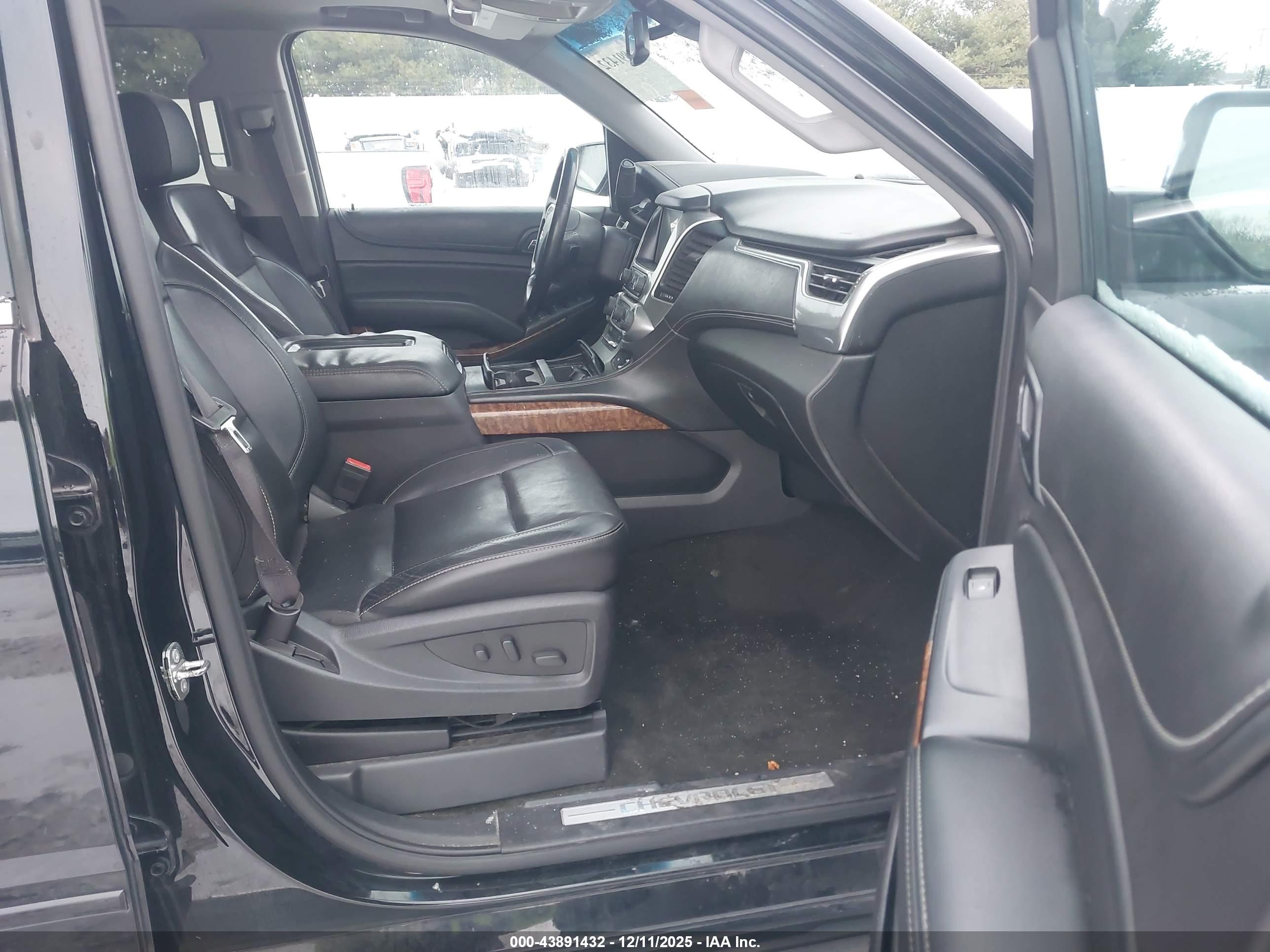 CHEVROLET SUBURBAN image 5