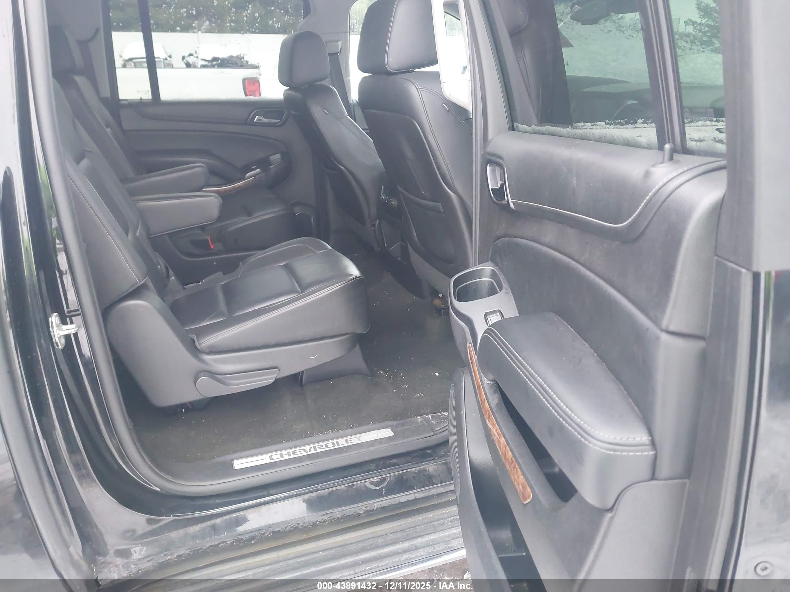 CHEVROLET SUBURBAN image 8
