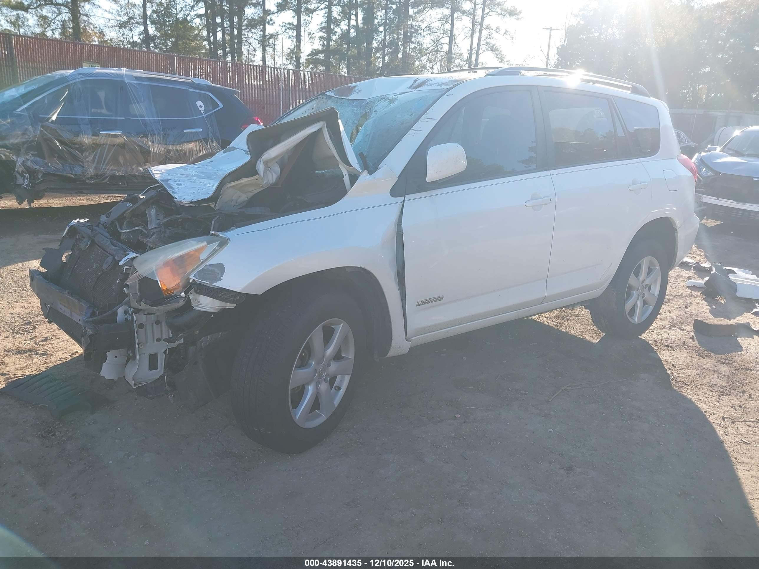 TOYOTA RAV4 image 2