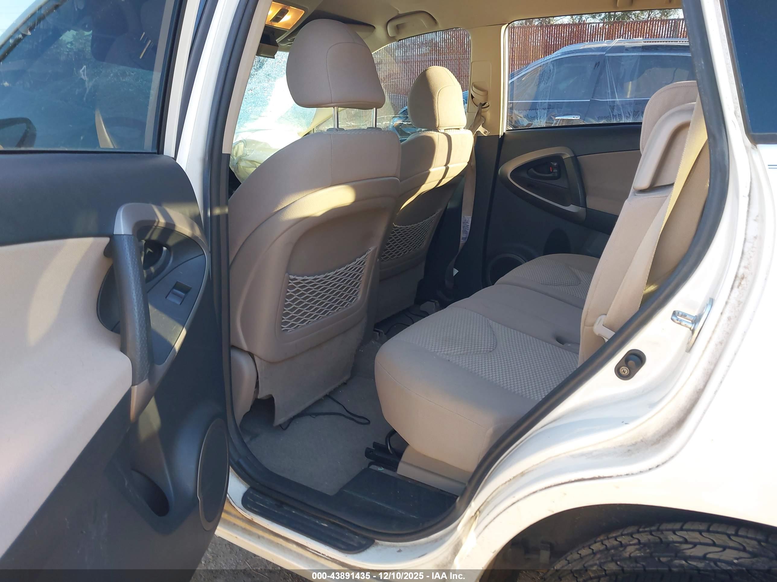 TOYOTA RAV4 image 8