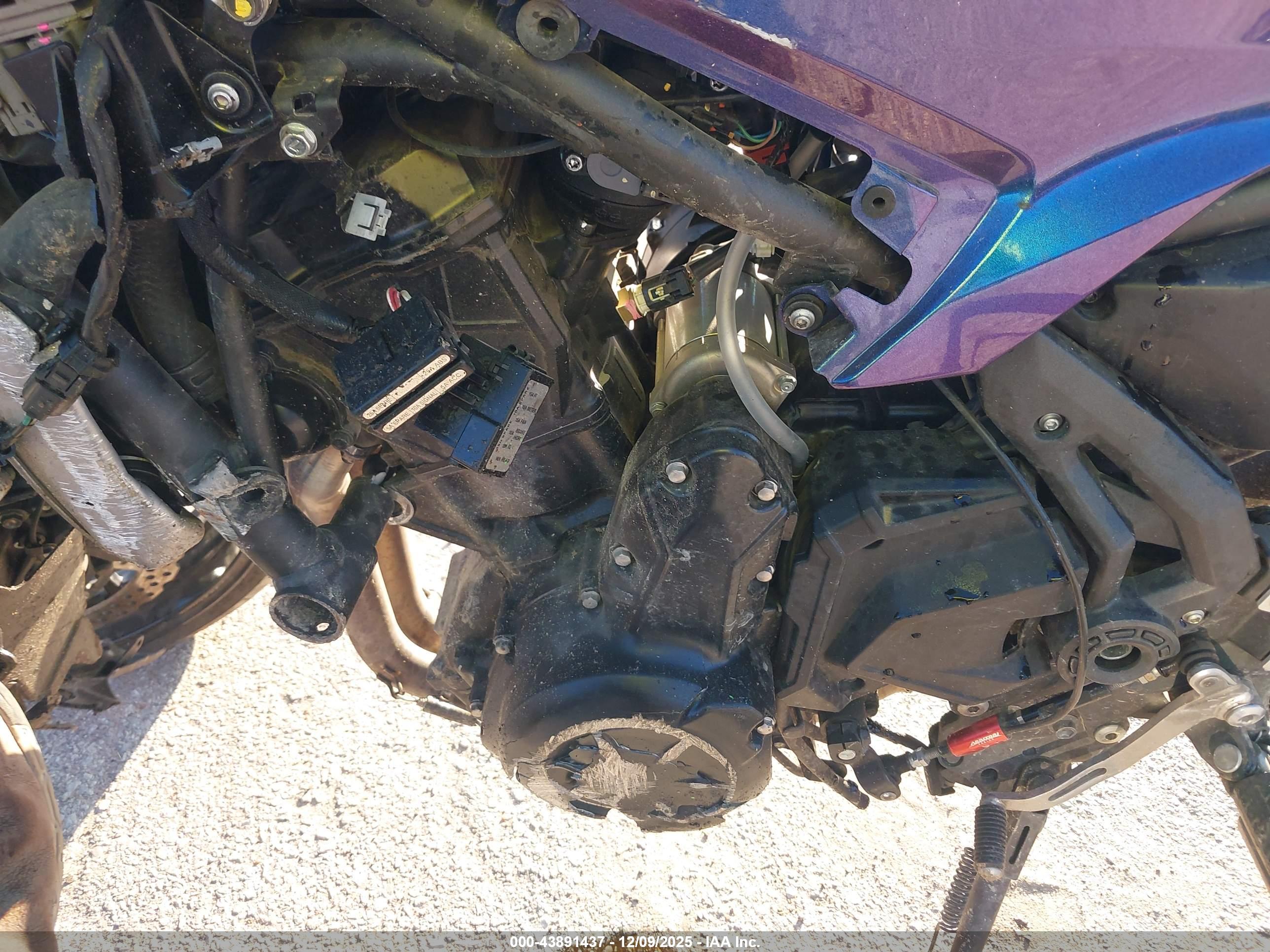 KAWASAKI EX650 image 9