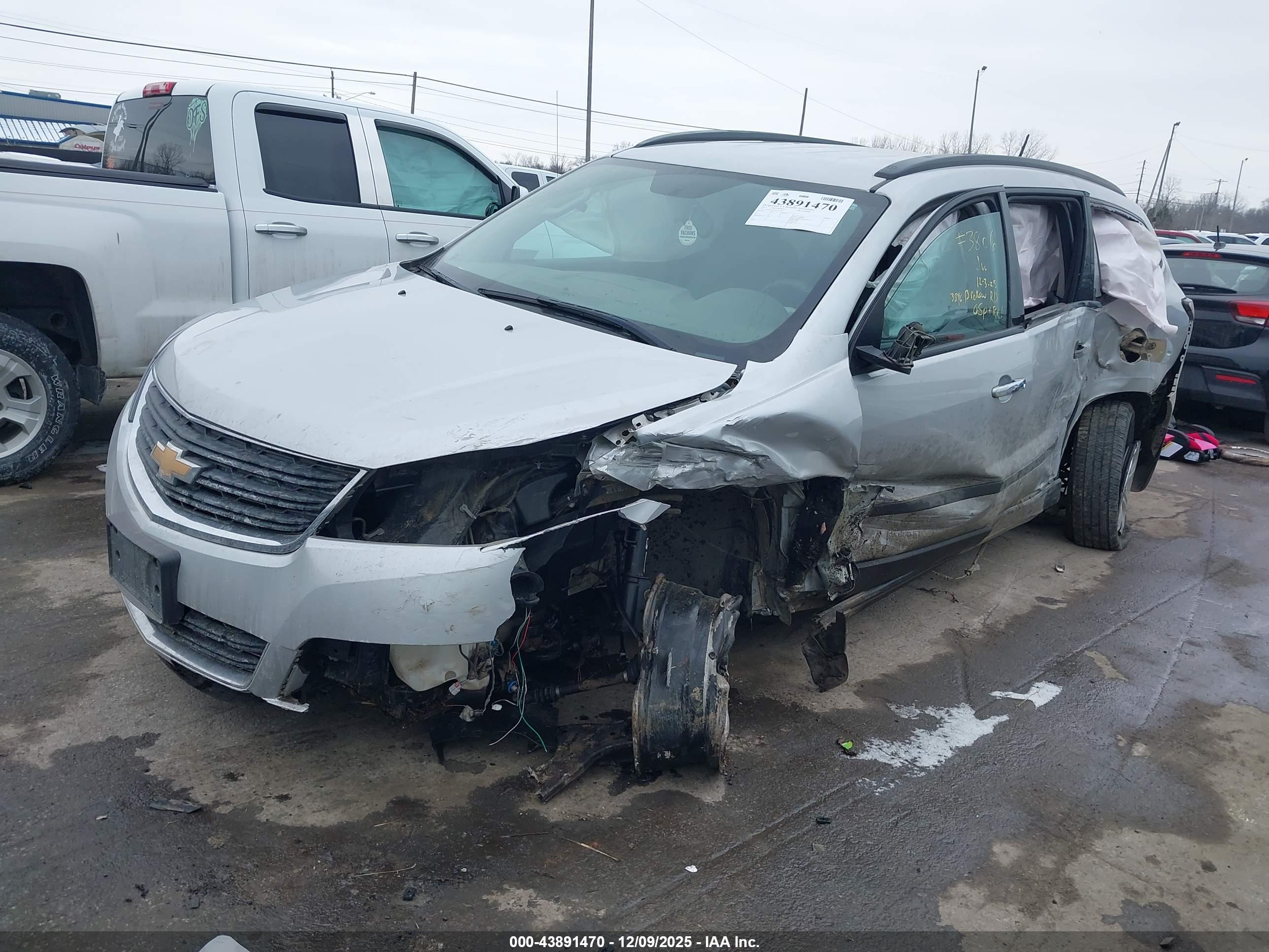 CHEVROLET TRAVERSE image 2