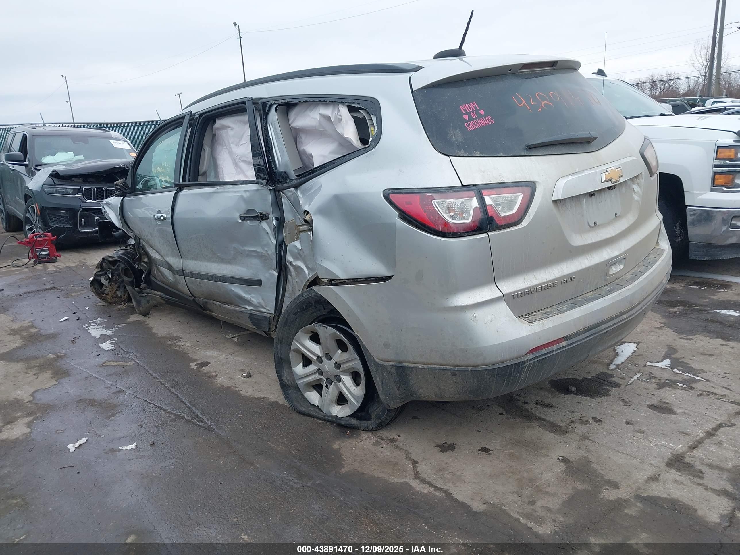 CHEVROLET TRAVERSE image 3
