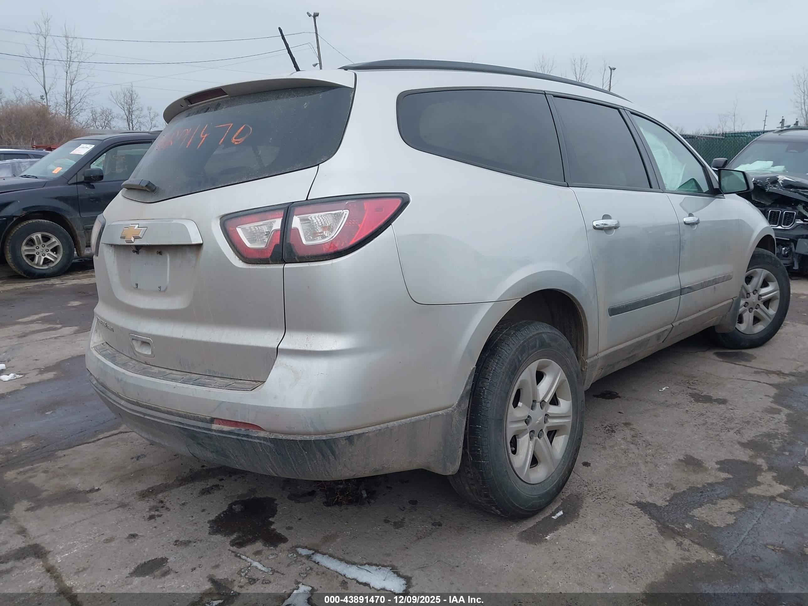 CHEVROLET TRAVERSE image 4