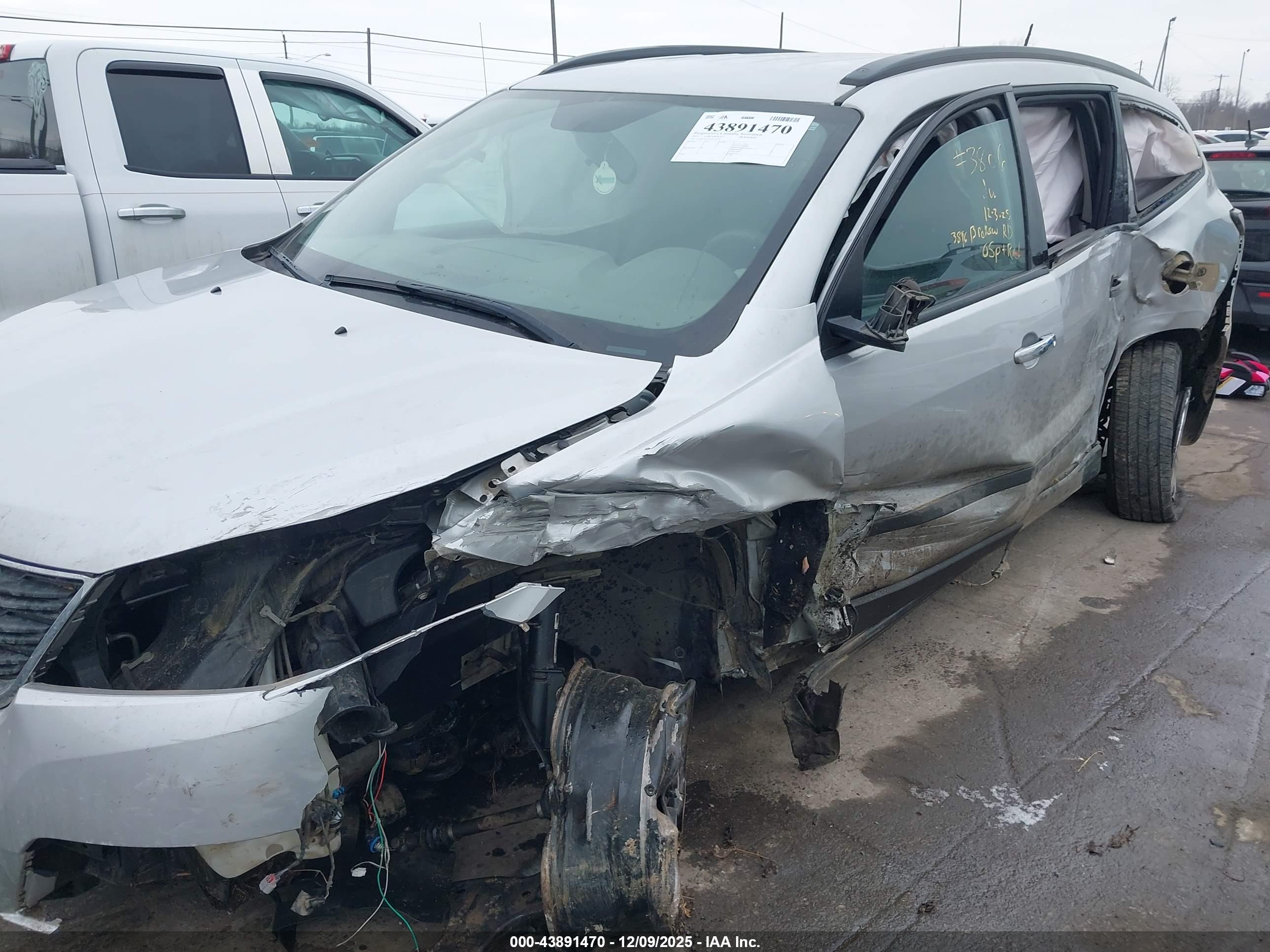 CHEVROLET TRAVERSE image 6