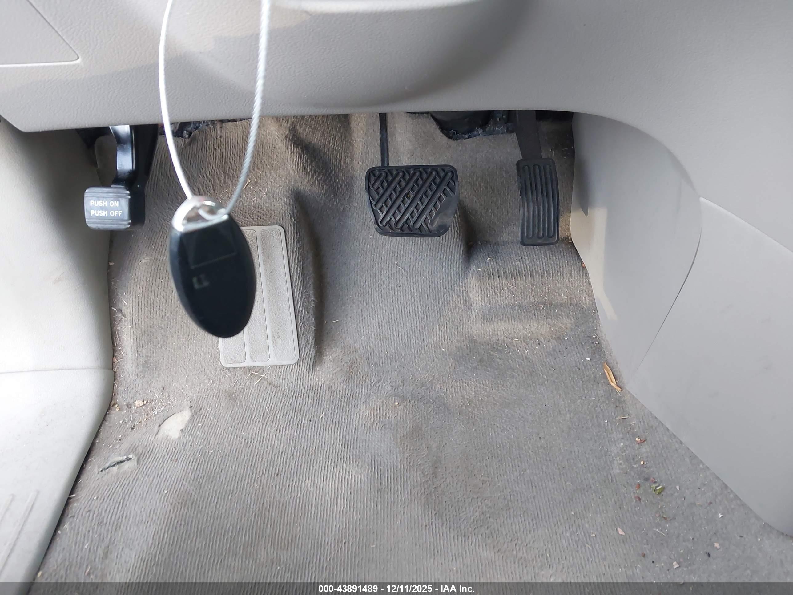 NISSAN QUEST image 11