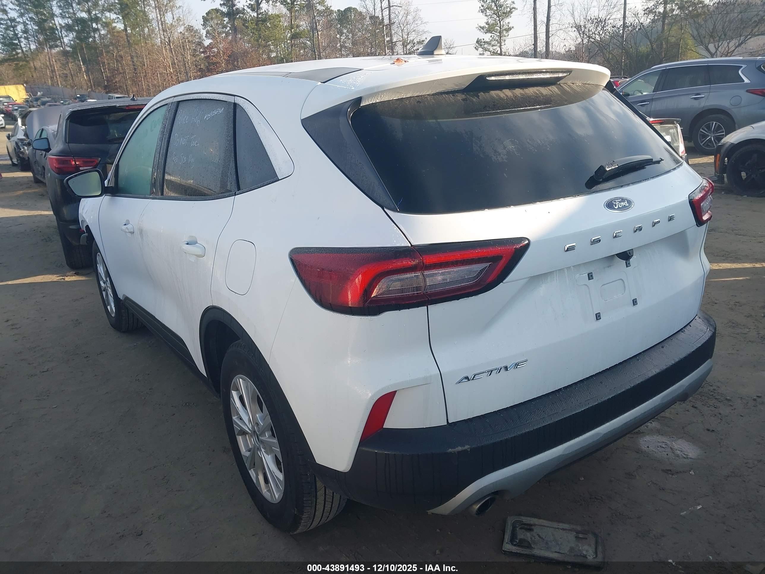 FORD ESCAPE image 3
